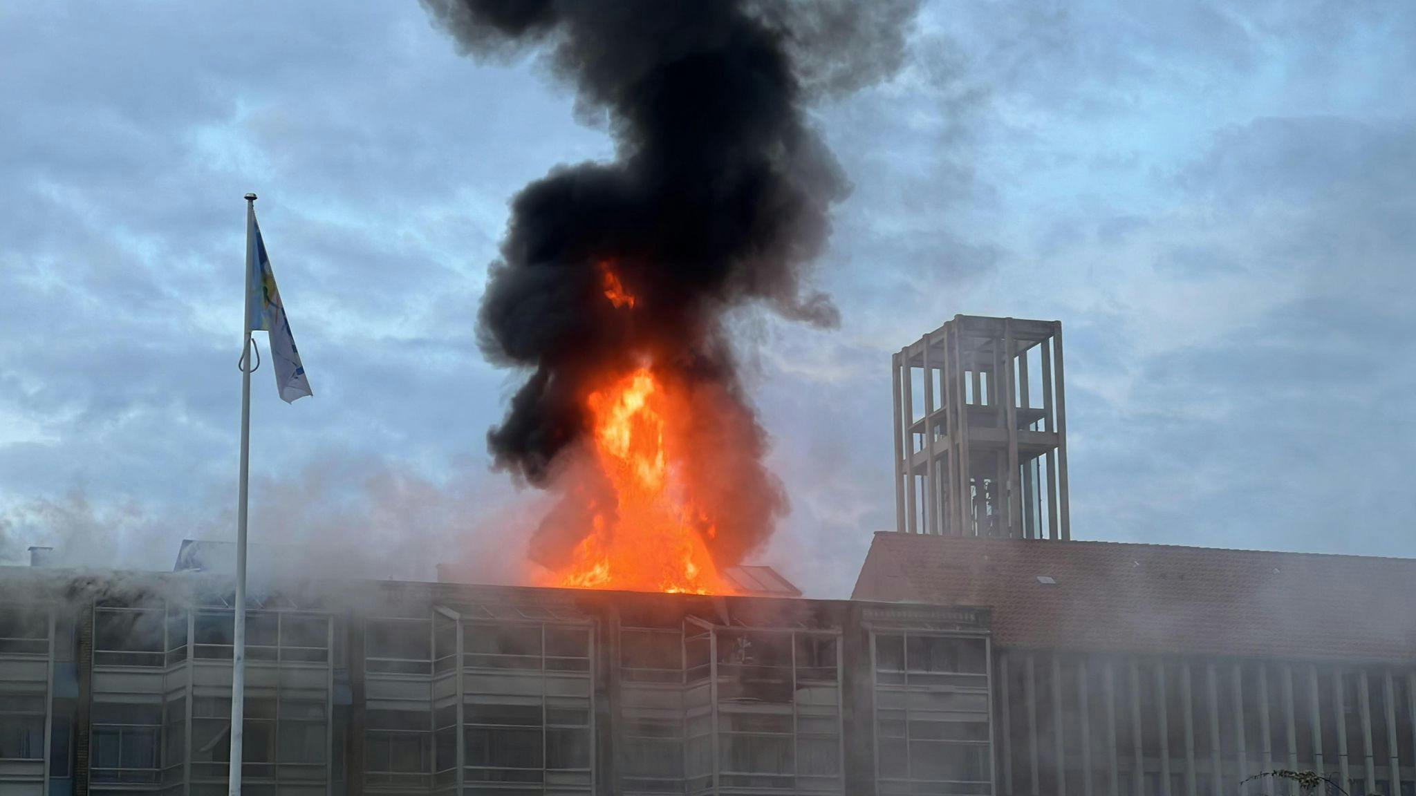 Torsdag aften er der udbrudt en kraftig brand på en altan i Nordvest.