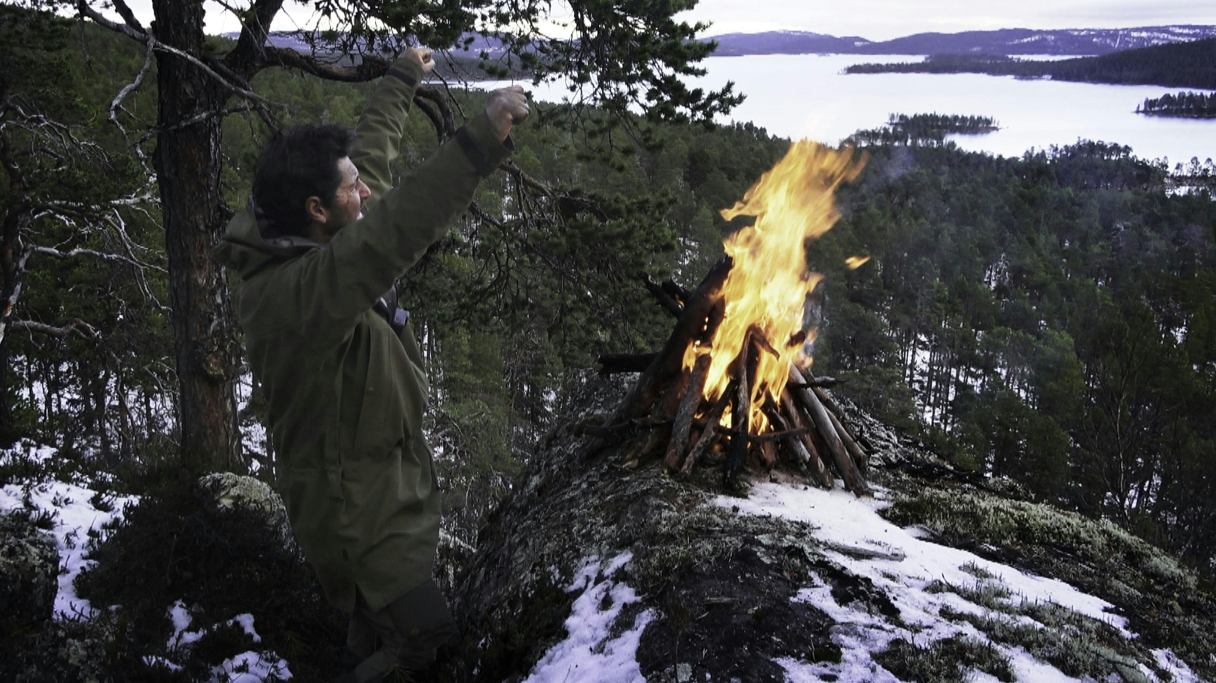 Claus Ballisager ærede sin afdøde far med et bål på en klippetop i "Alene i vildmarken". Det viste sig at få en terapeutisk virkning på hans sorg.