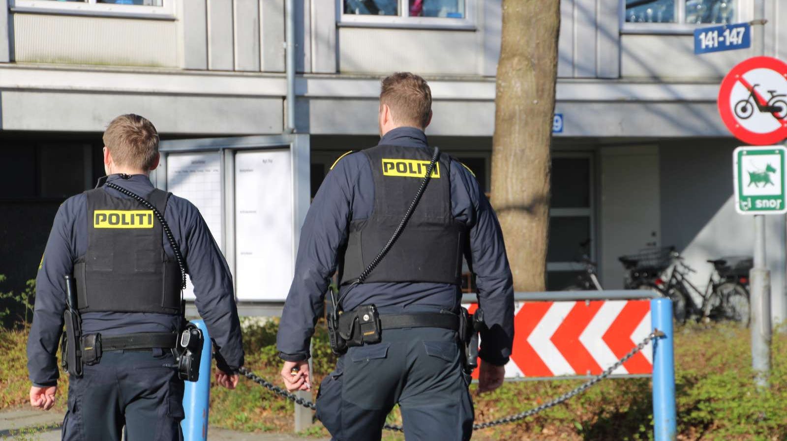 Den præcise sigtelse mod de seks anholdte fremgår ikke.
