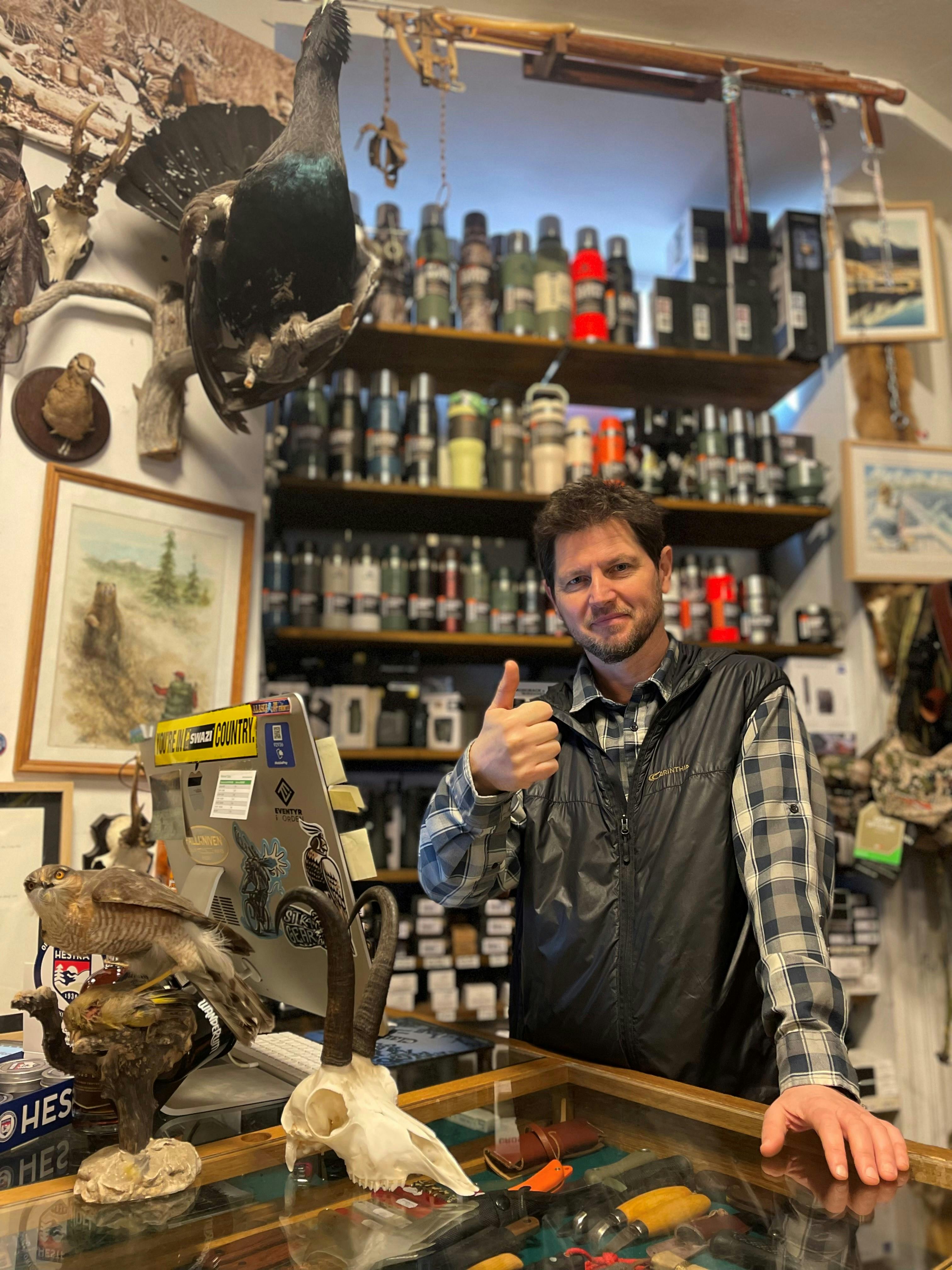 Claus Ballisager i friluftsbutikken "Mr. B-Wild", hvor han sælger udstyr og rådgiver kunder, der også færdes i naturen.