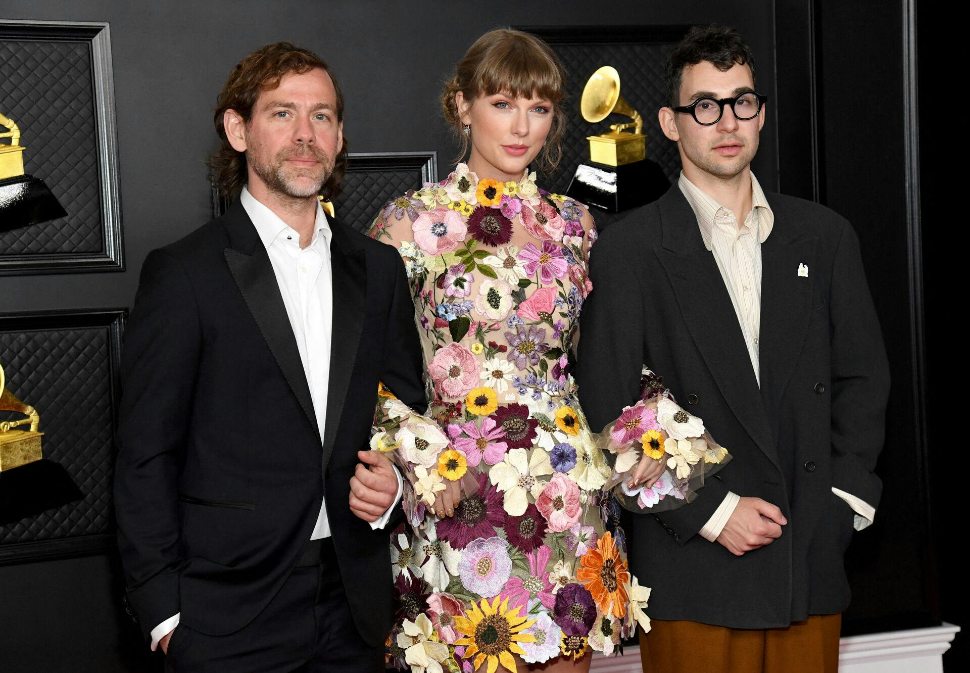 Aaron Dessner (tv.), Taylor Swift og Jack Antonoff (th.) har endnu en gang leveret et anmelderrost album.