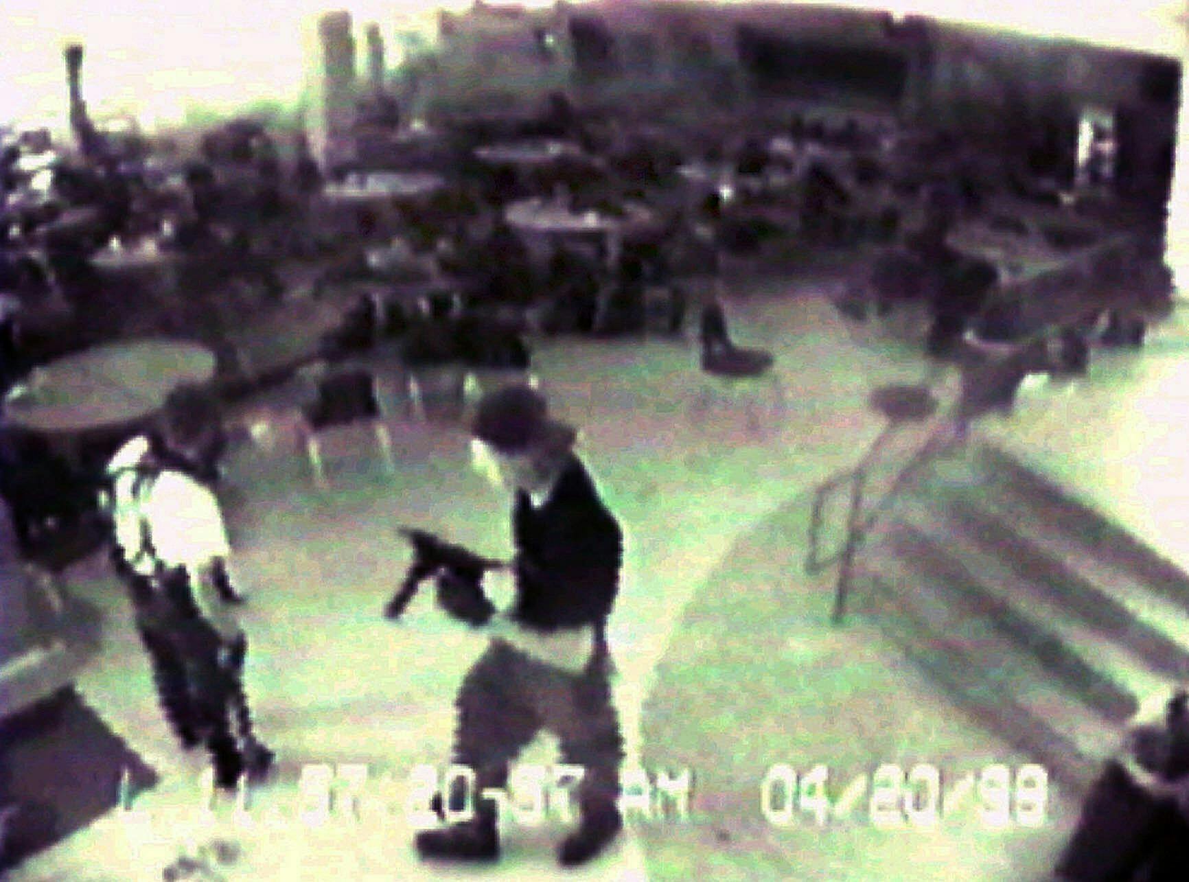 Dette billede gik også verden rundt og viser de to skoleskydere på skolen den skæbnesvangre dag for snart 25 år siden.