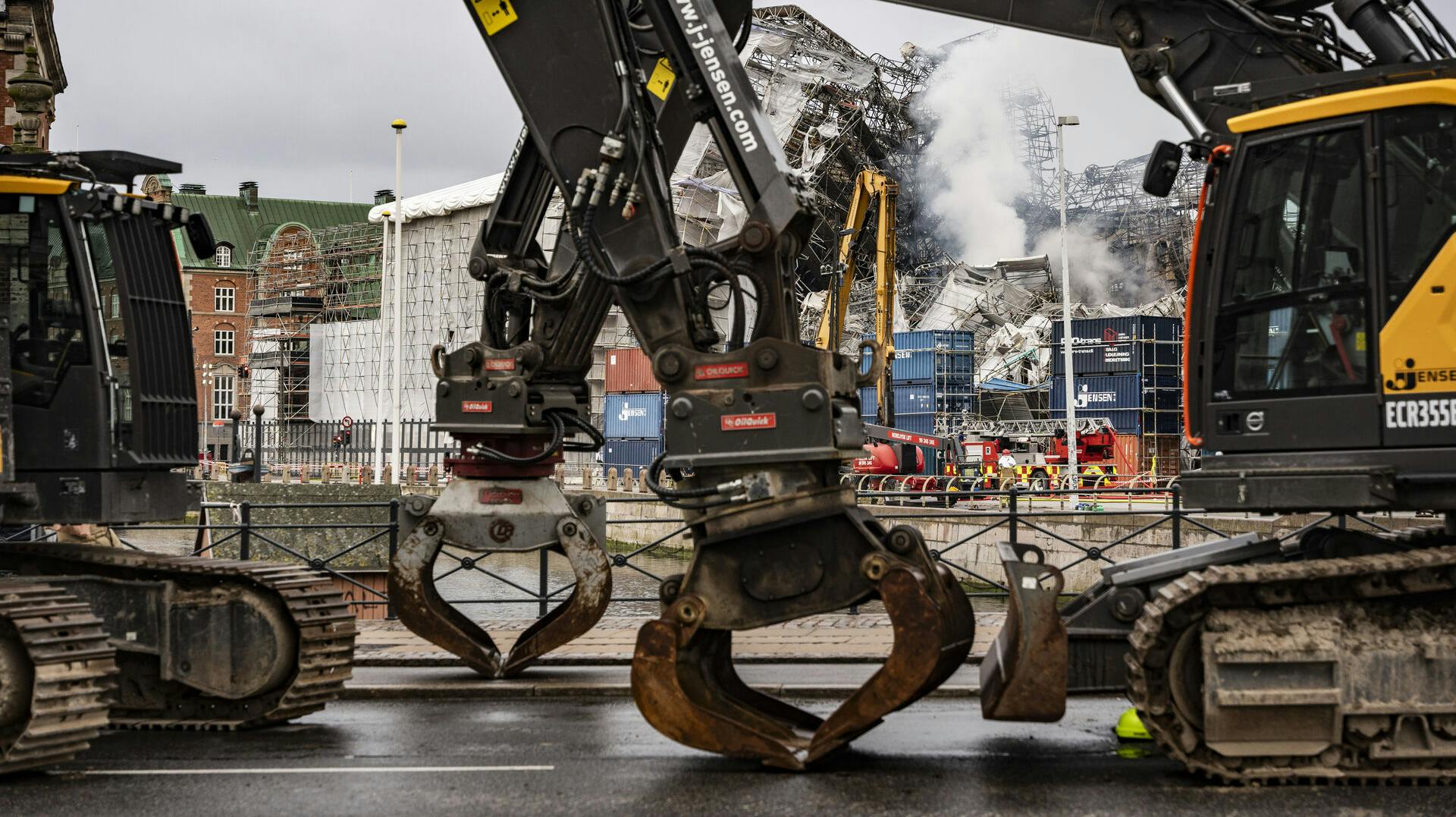 En af de to kransakse, der klipper stidladset fra hinanden, faldt under et pressemøde ned i ruinerne ved Børsen.