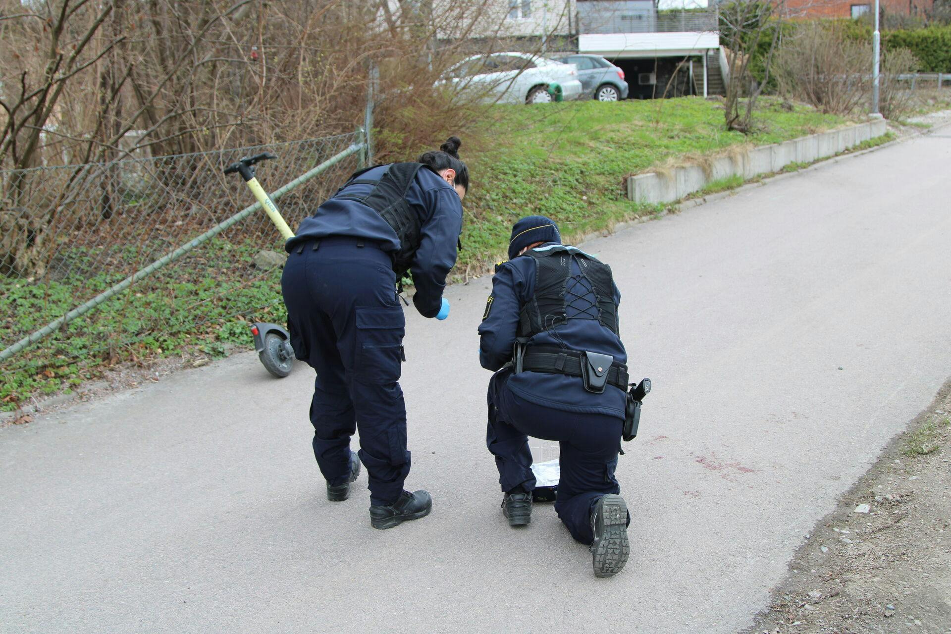 Her ses politiet i gang med undersøger på gerningsstedet.