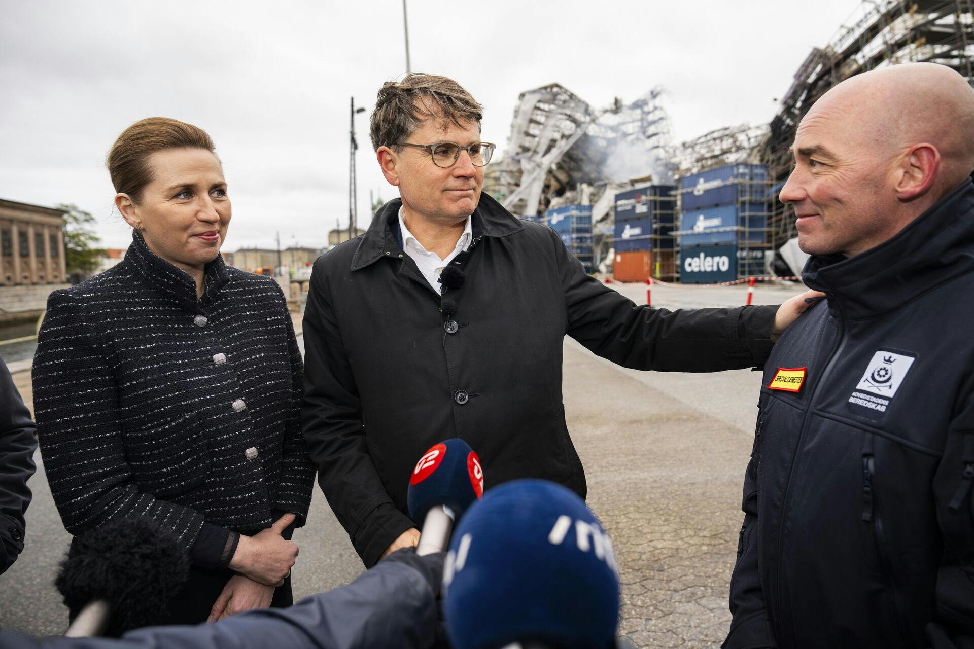 Statsminister Mette Frederiksen (S) og Dansk Erhvervs administrerende direktør Brian Mikkelsen mødte fredag nogle af dem, der stod bag redningsarbejdet.