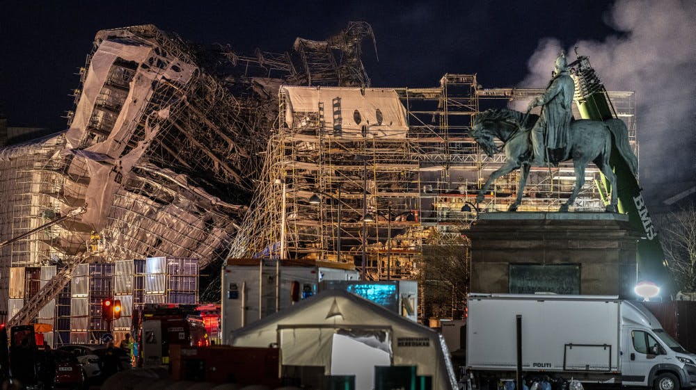 Stilladset foran Børsen skal klippes i stykker, så det kan fjernes. Processen er ikke uden risiko, og beredskabet får hjælp af eksperter inden for statik for at sikre, at det kan foregå på sikker vis.  