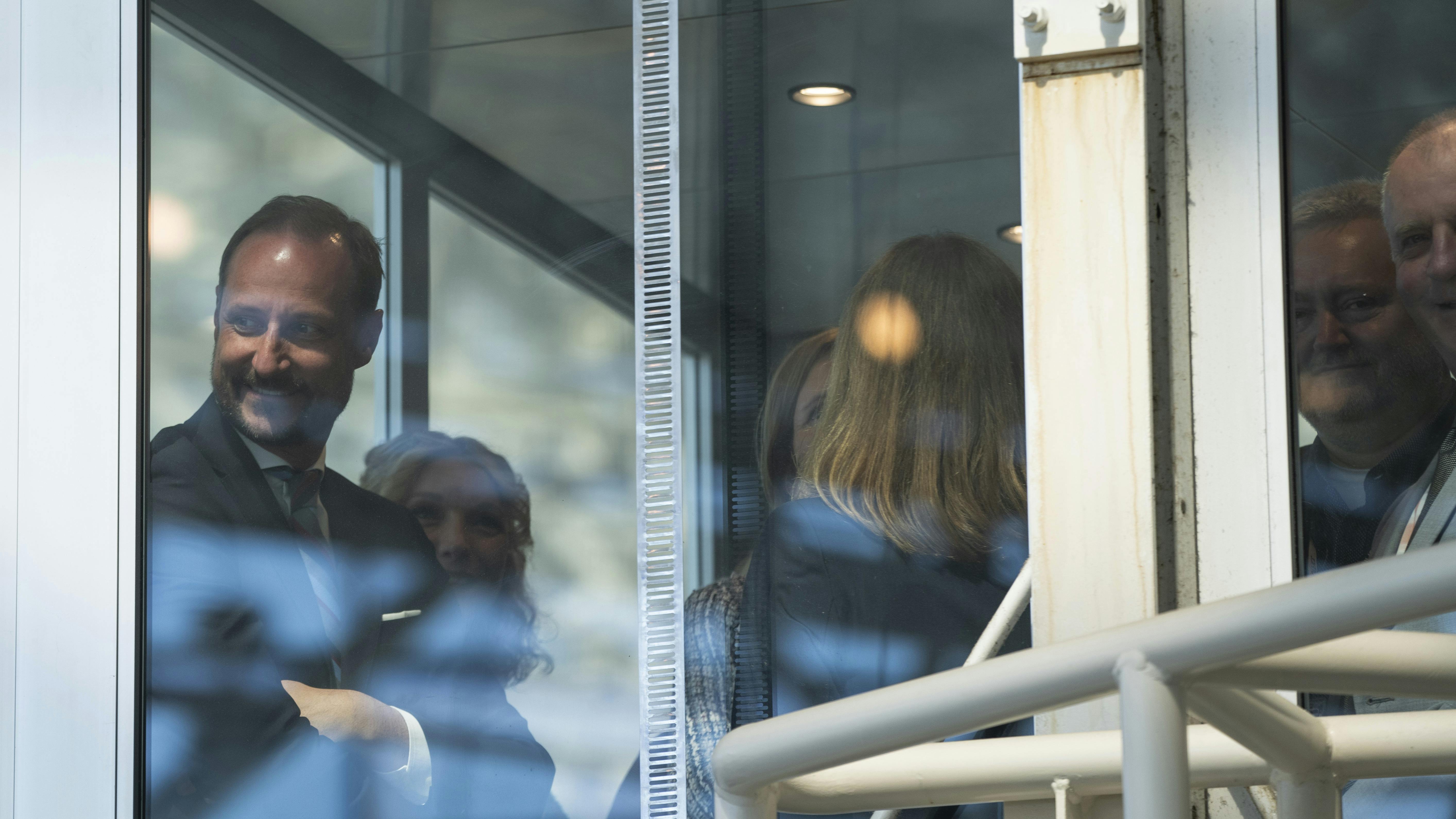 Humøret var højt og smilet stort, til trods for at kronprins Haakon sad fast i en elevator. 