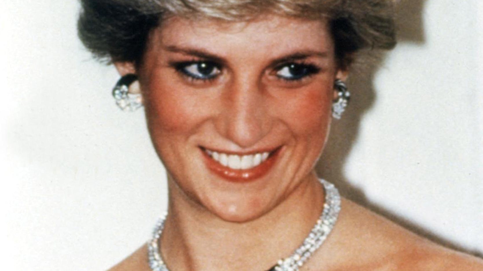 Flere af prinsesse Dianas kjoler, sko og hatte skal på auktion.