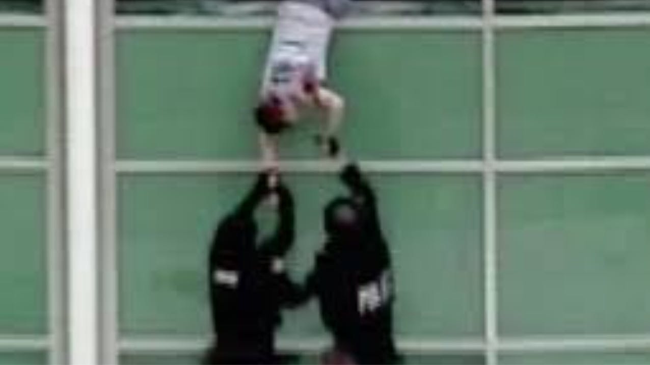 Millioner betragtede i rædsel, da en hårdt såret teenager dumpede ud af et vindue under Columbine High School-massakren i 1999. På årsdagen stod offeret - der i dag er far til tre - frem og fortalte om den skrækindjagende morgen.