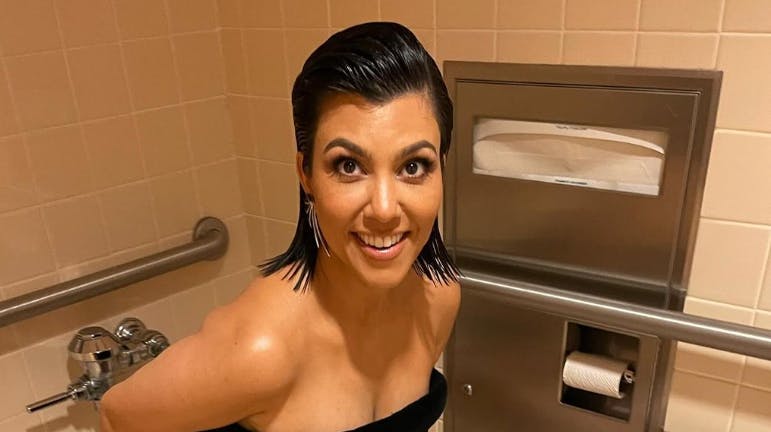 Meget kan man sige, men Kourtney Kardashian ser laber ud, selv når hun svæver over kummen.