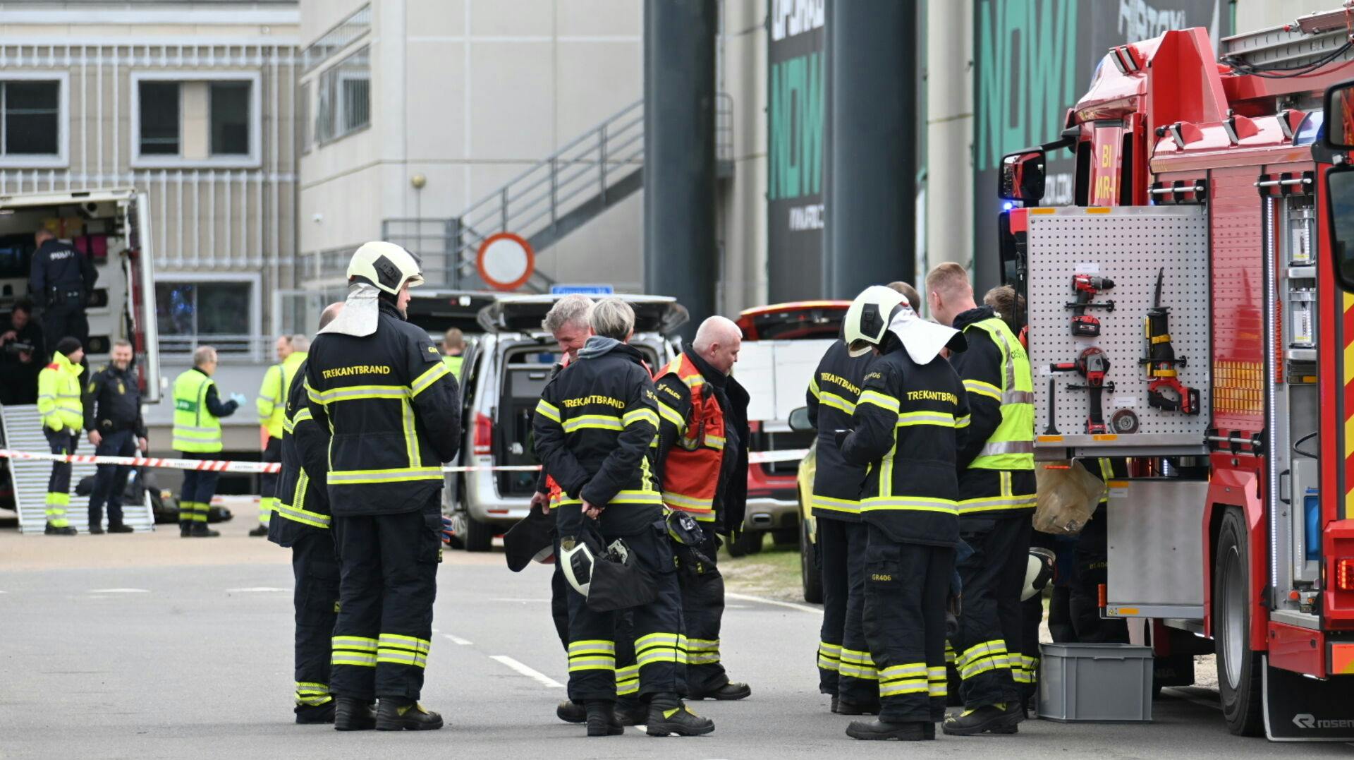 Politi og brandvæsen til stede ved Billund Lufthavn lørdag den 20. april 2024. Billund Lufthavn er lørdag blevet evakueret på grund af en bombetrussel. (Foto: Pressefotos.dk/Scanpix 2024)