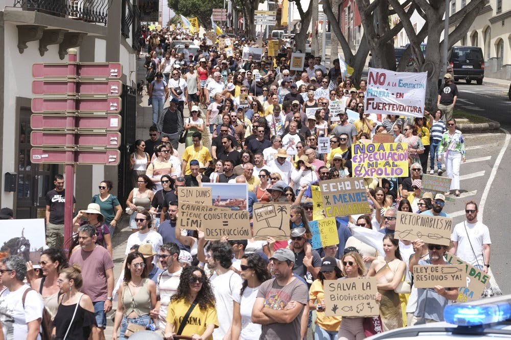 Demonstranter på gaden i byen Puerto del Rosario på øen Fuerteventura lørdag. De er en af en række demonstrationer, som har været afholdt lørdag på De Kanariske Øer mod masseturisme. -&nbsp;&nbsp;