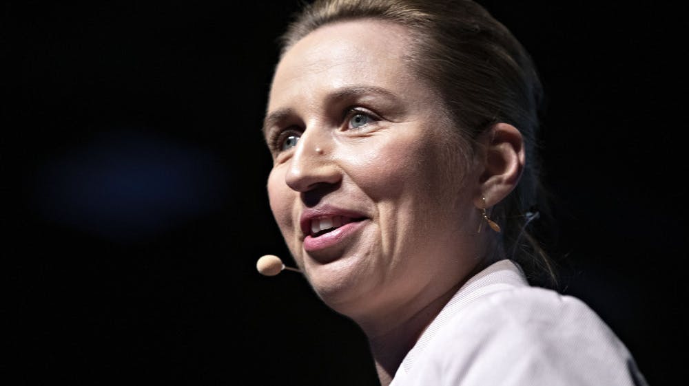 Statsminister Mette Frederiksen(S) holdt tale forud for præmieoverrækkelsen og kom i den forbindelse ind på branden i den historiske bygning Børsen i København. (Arkivfoto). - 