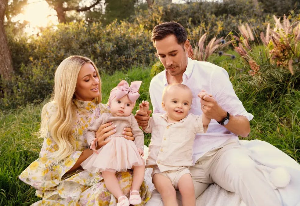 Paris Hilton med sin mand og to børn.