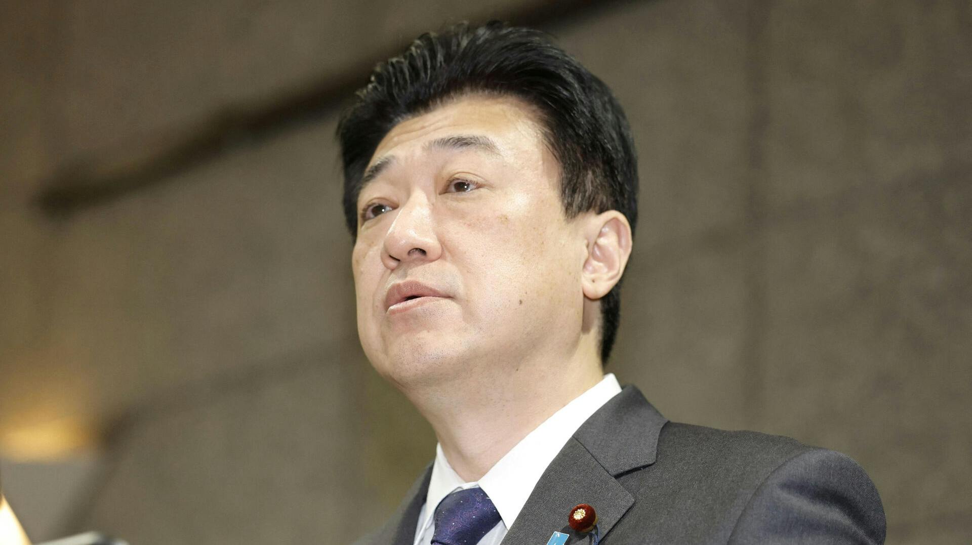 Landets forsvarsminister Minoru Kiahara kan fortælle, at redningsarbejdere har fået øje på helikopterdele i vandet.