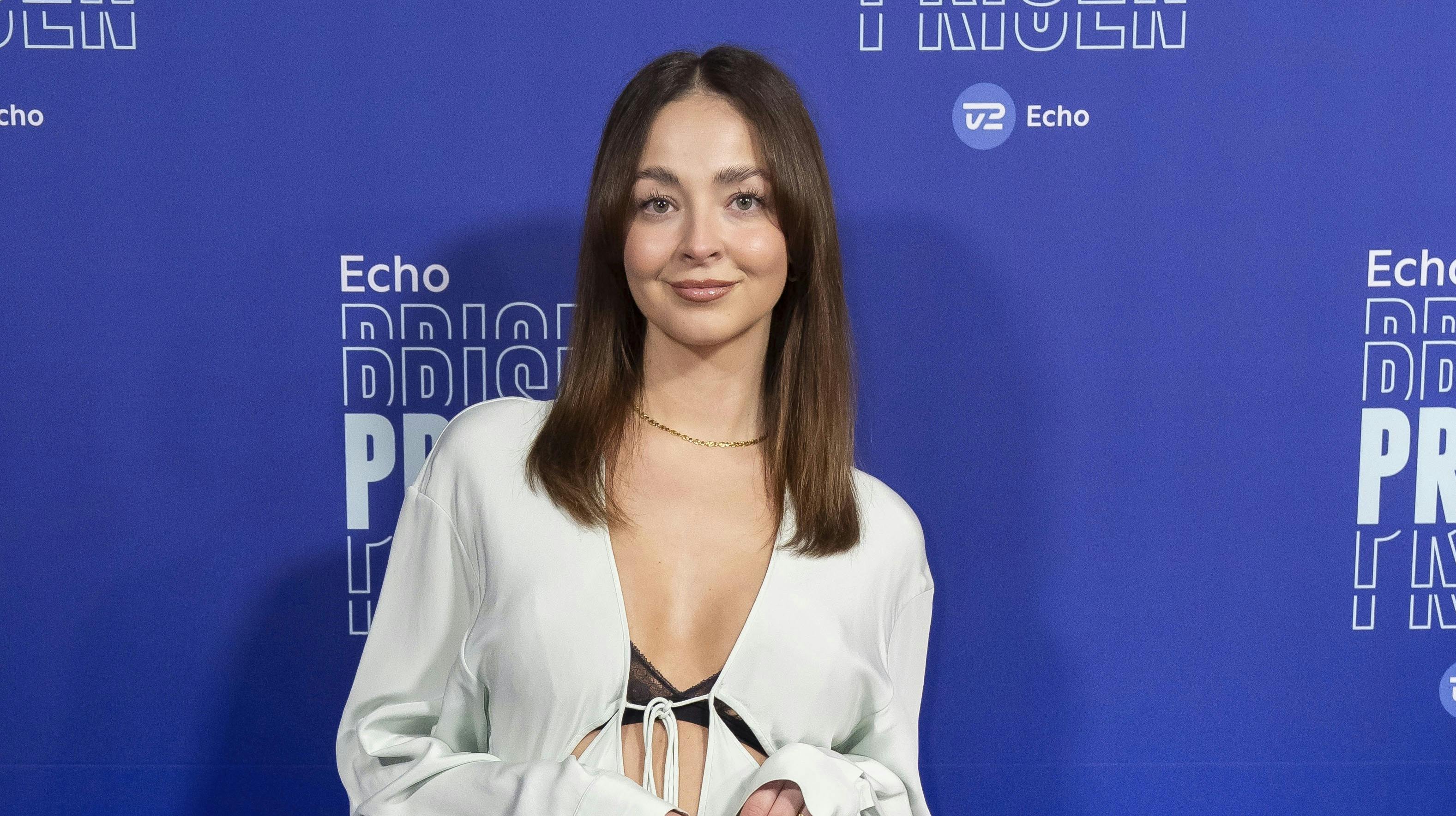 Julie Kriegler afslører i en video barnets køn. 