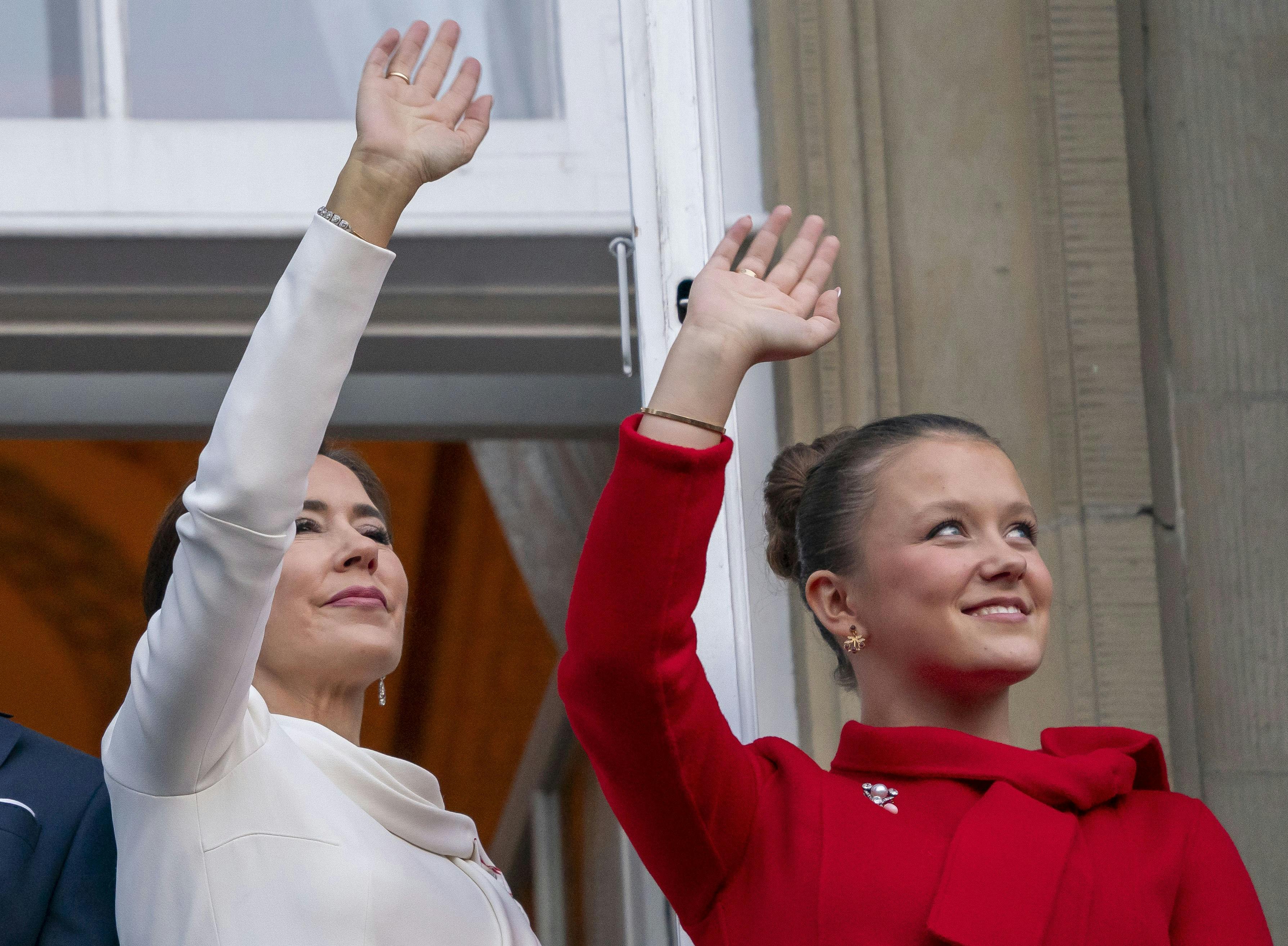 Prinsesse Isabella poserer på sin fødselsdag med et af de lodne medlemmer af kongefamilien.&nbsp;