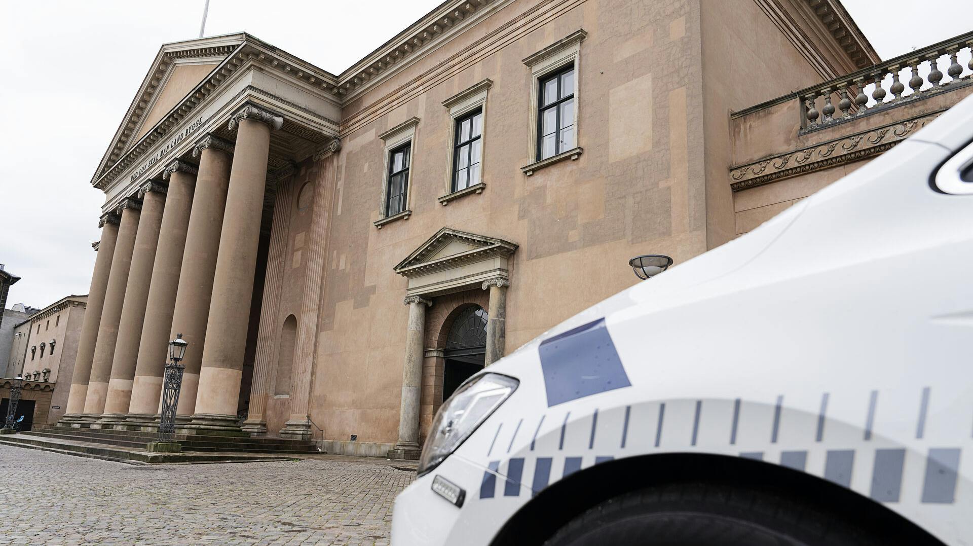 Københavns Byret har idømt otte personer fængselsstraffe for en række indbrud og indbrudsforsøg, der blandt andet gik ud over en kvinde på 102.