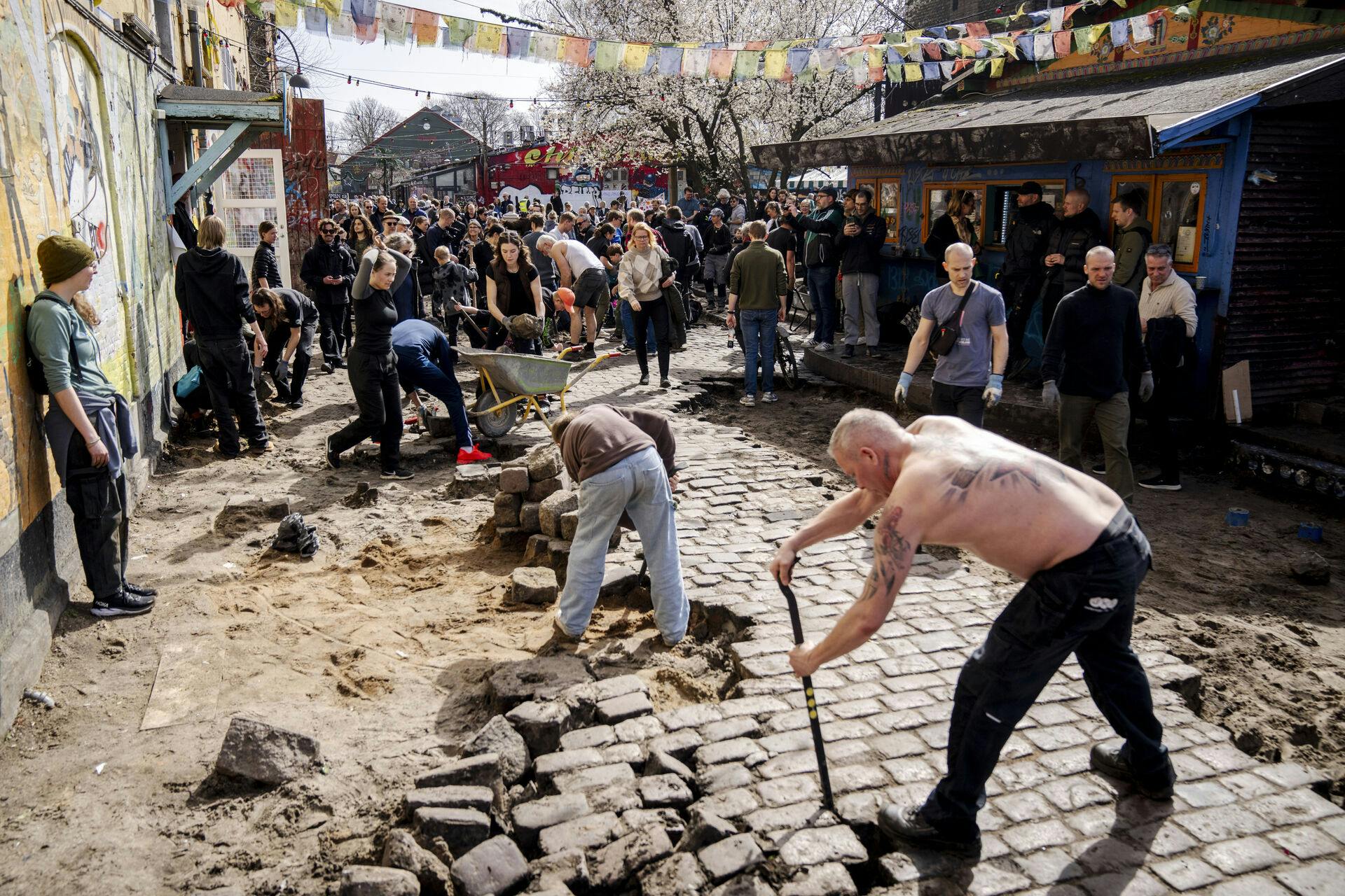 Christianitter graver i fællesskab Pusher Street op lørdag 6. april 2024.&nbsp;