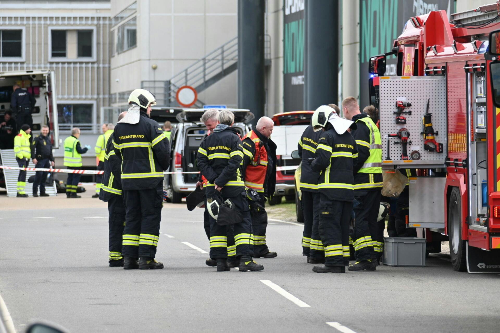 Politi og brandvæsen til stede ved Billund Lufthavn lørdag den 20. april 2024. Billund Lufthavn blev evakueret på grund af en bombetrussel.