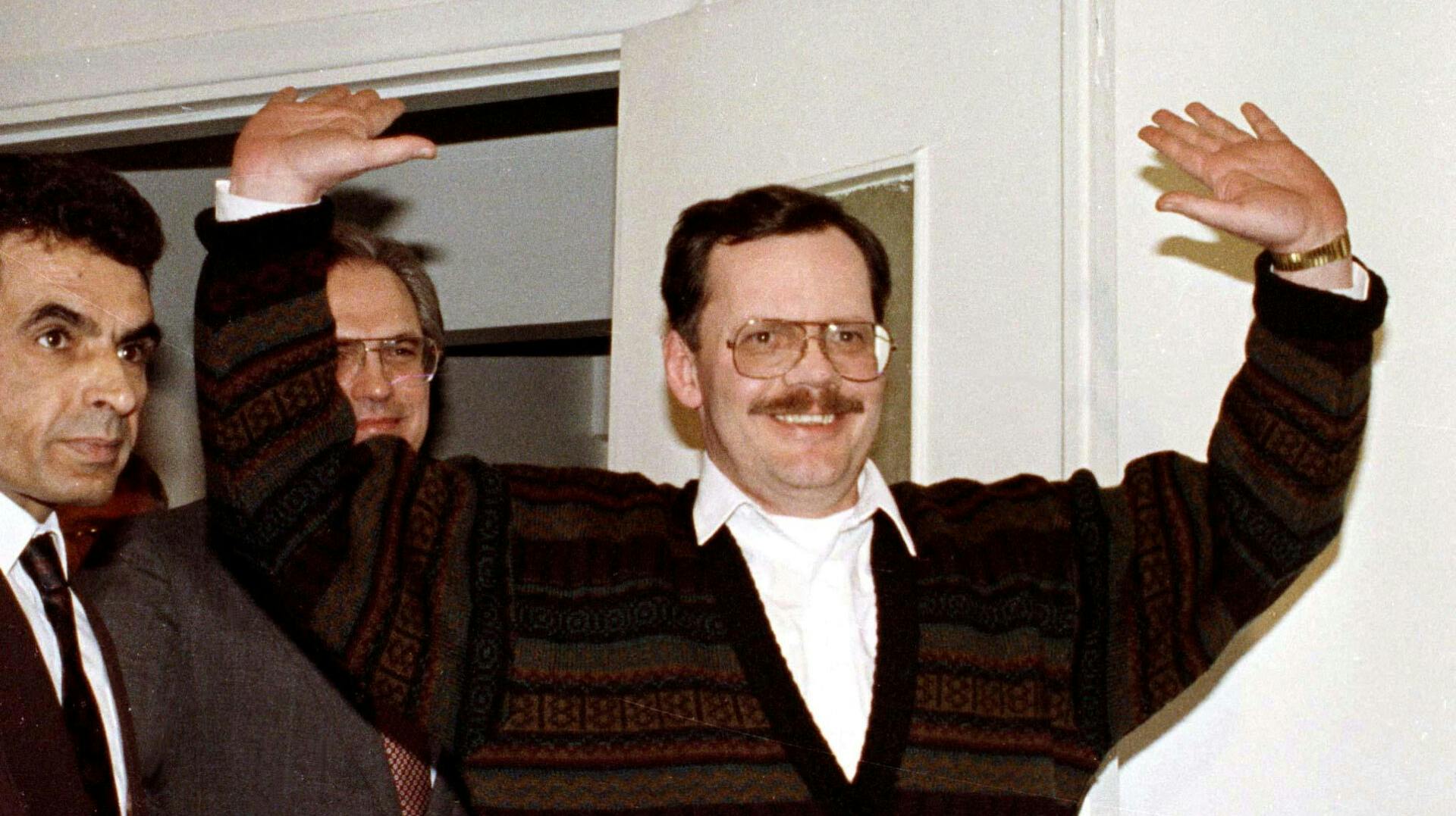 Her ses Terry Anderson efter sin frigivelse i 1991. Men han kom tilbage til en tragedie, da både hans far og bror undervejs var døde af kræft.