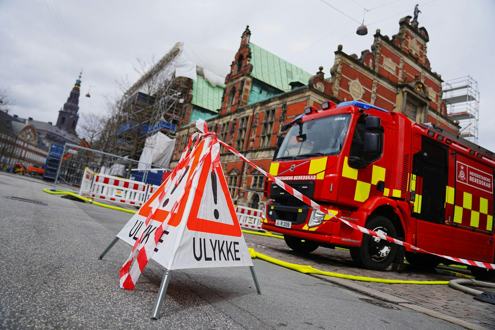 Politiet vil endnu ikke forholde sig til eventuelle hypoteser af årsagen til branden, da det er for tidligt i efterforskningen.