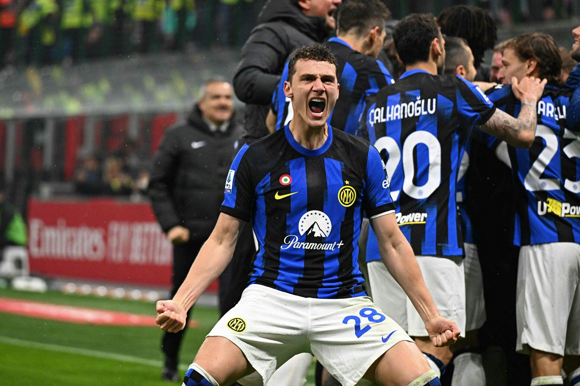 Inter Milan sikrede sig mandag aften deres 20. italienske mesterskab med en sejr på 2-1 over ærkerivalerne AC Milan. 