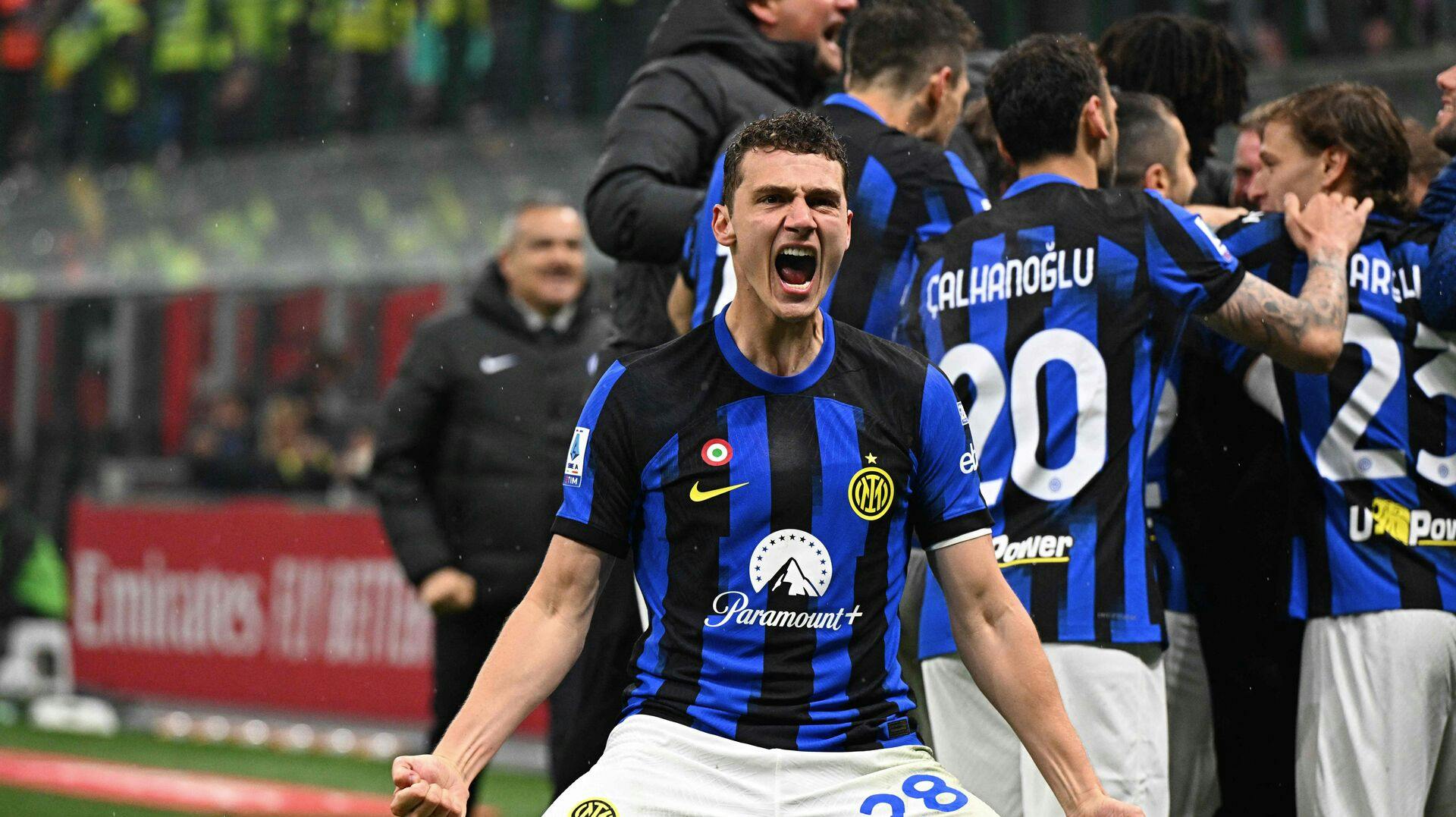 Inter Milan sikrede sig mandag aften deres 20. italienske mesterskab med en sejr på 2-1 over ærkerivalerne AC Milan.