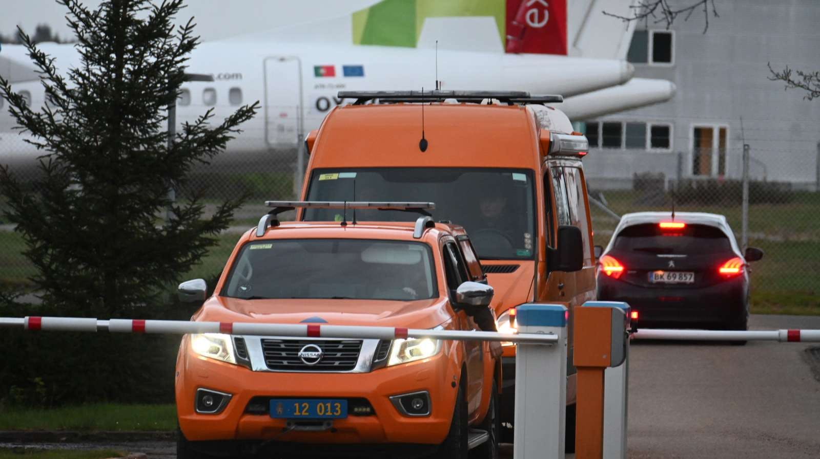 Politiet og EOD måtte lørdag rykke ud til Billund Lufthavn, efter de modtog en bombetrussel. En mand i 30'erne er i den forbindelse blevet anholdt.