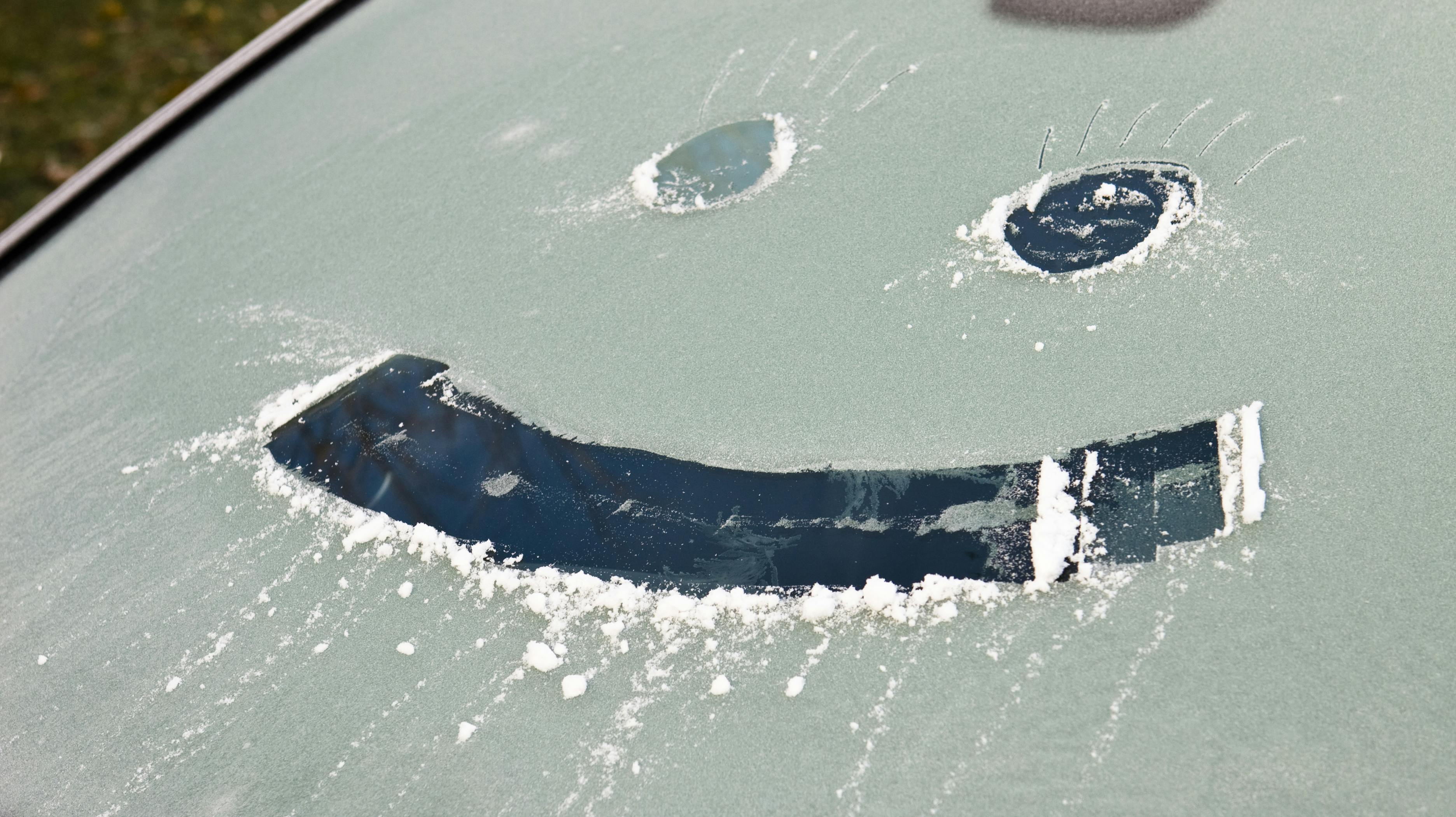 Der er dømt "vinter" på bilruderne flere steder i dag.