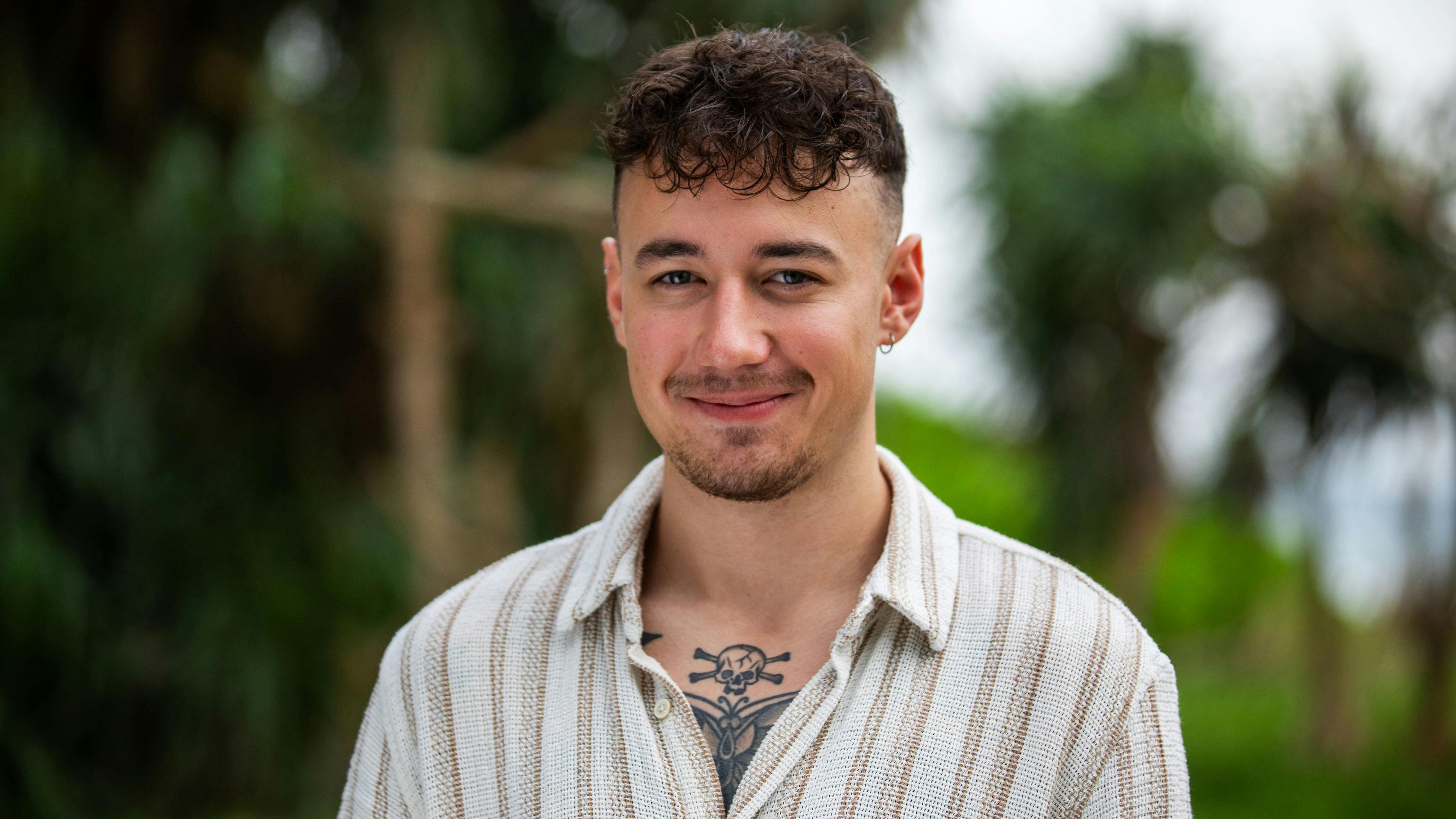 24-årige Daniel er oprindeligt fra Aalborg, men bor nu på Frederiksberg. Han arbejder som tatovør.