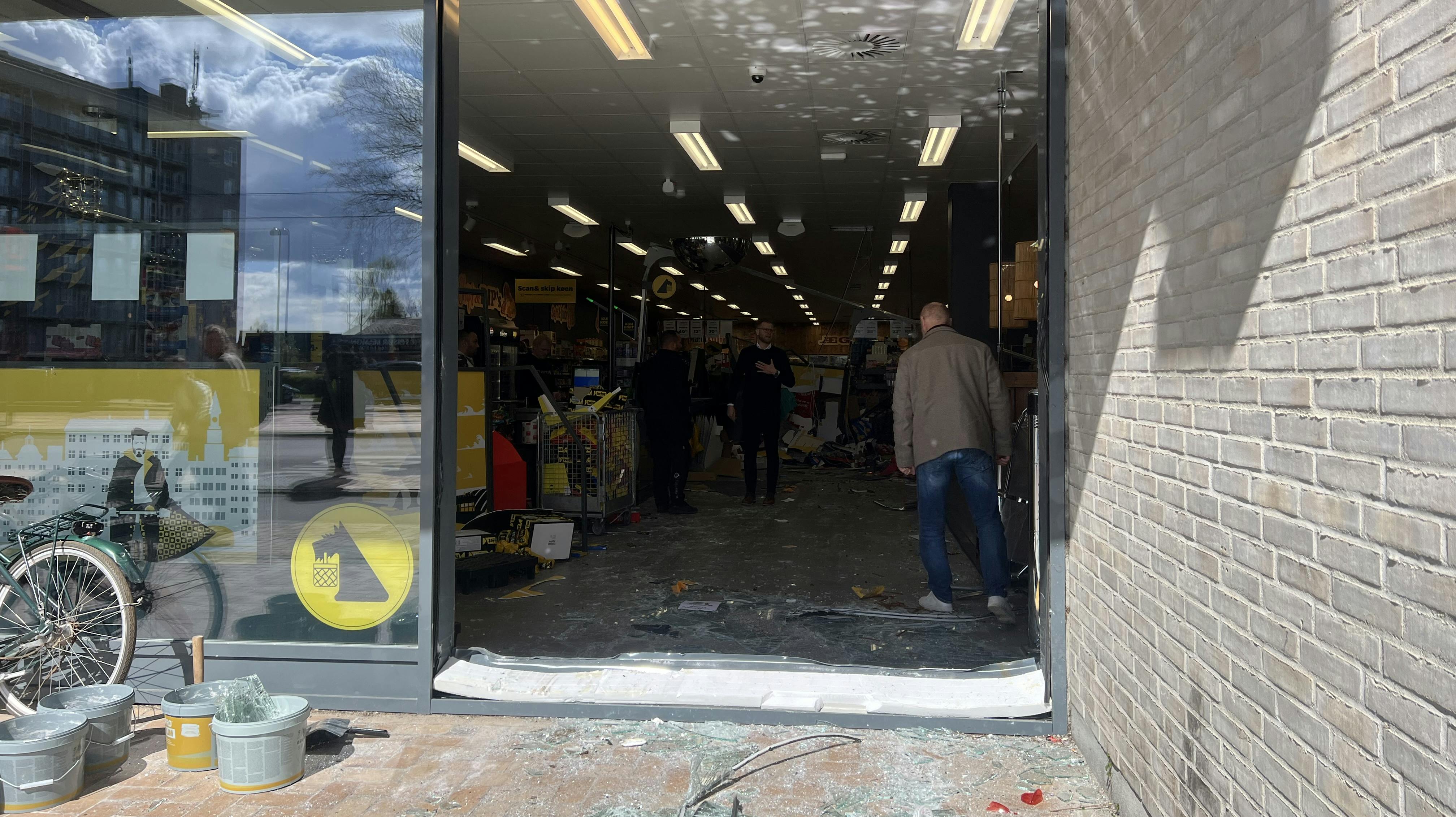 En 72-årig skræmte onsdag aften livet af flere handlende, da hun bragede igennem butiksfacaden til en Netto-butik. Politiet søger nu et vidne, der muligvis er blevet ramt af kvindens bil.