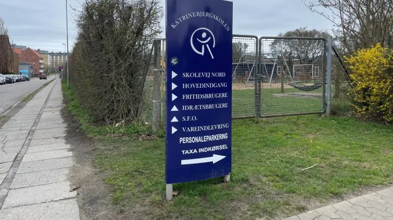 En gruppe børn blev for nyligt truet med kniv på Katrinebjergskolen i Aarhus - nu er to drenge blevet løsladt efter varetægtsfængsling. De er fortsat sigtet i sagen.