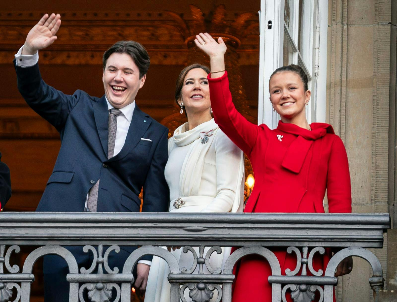 Det var en smilende og elegant prinsesse, som vinkede til folket under tronskiftet i januar.