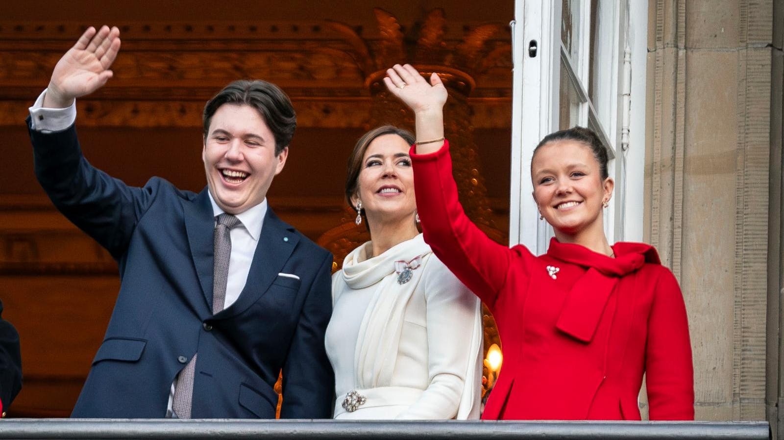 Det var en smilende og elegant prinsesse, som vinkede til folket under tronskiftet i januar.