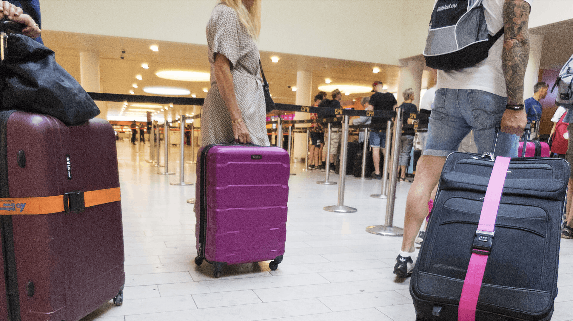 Nej, du kan selvfølgelig ikke købe en kuffert af lufthavnen, hvis andre har glemt den.