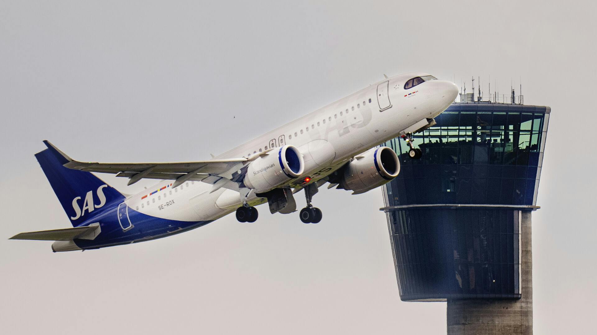 Fly fra SAS flyver forbi kontroltårnet i Københavns Lufthavn, onsdag den 24. maj 2023.. (Foto: Liselotte Sabroe/Ritzau Scanpix)