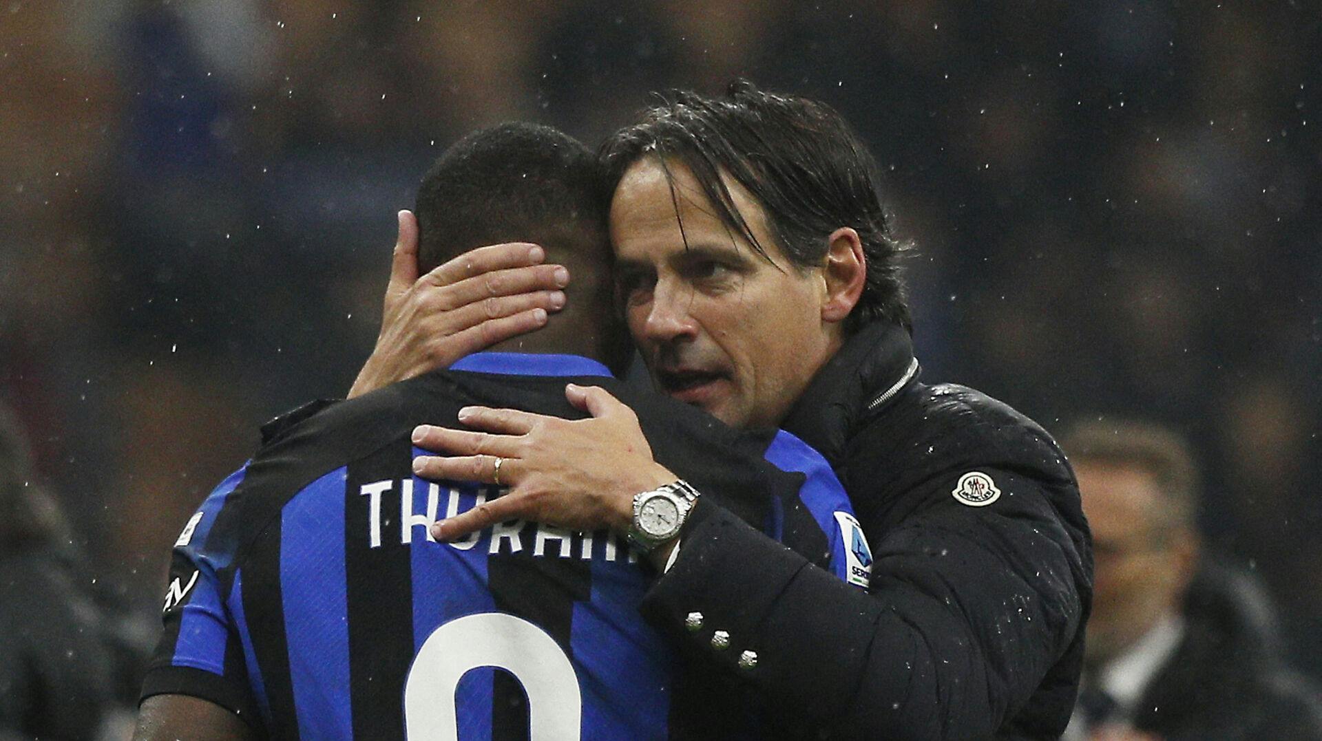 Man forstår godt, at Simone Inzaghi er i vanvittigt godt humør efter sejren, hvor han her ses sammen med Marcus Thuram.