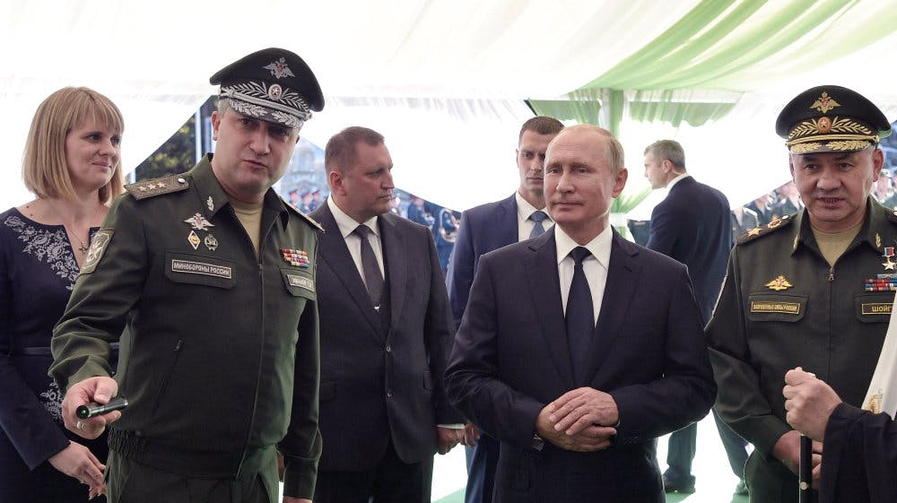 Timur Ivanov til venstre ses sammen med præsident Putin og forsvarsminister Sjojgu tilbage i 2018. (Arkivfoto).&nbsp;&nbsp;