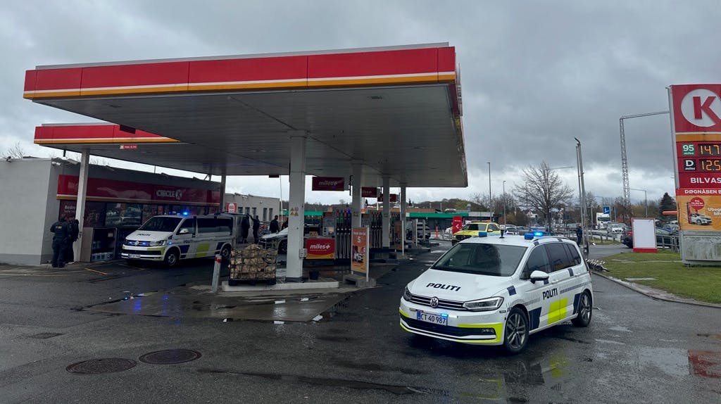 En mand er kommet til skade i forbindelse med hændelsen. 