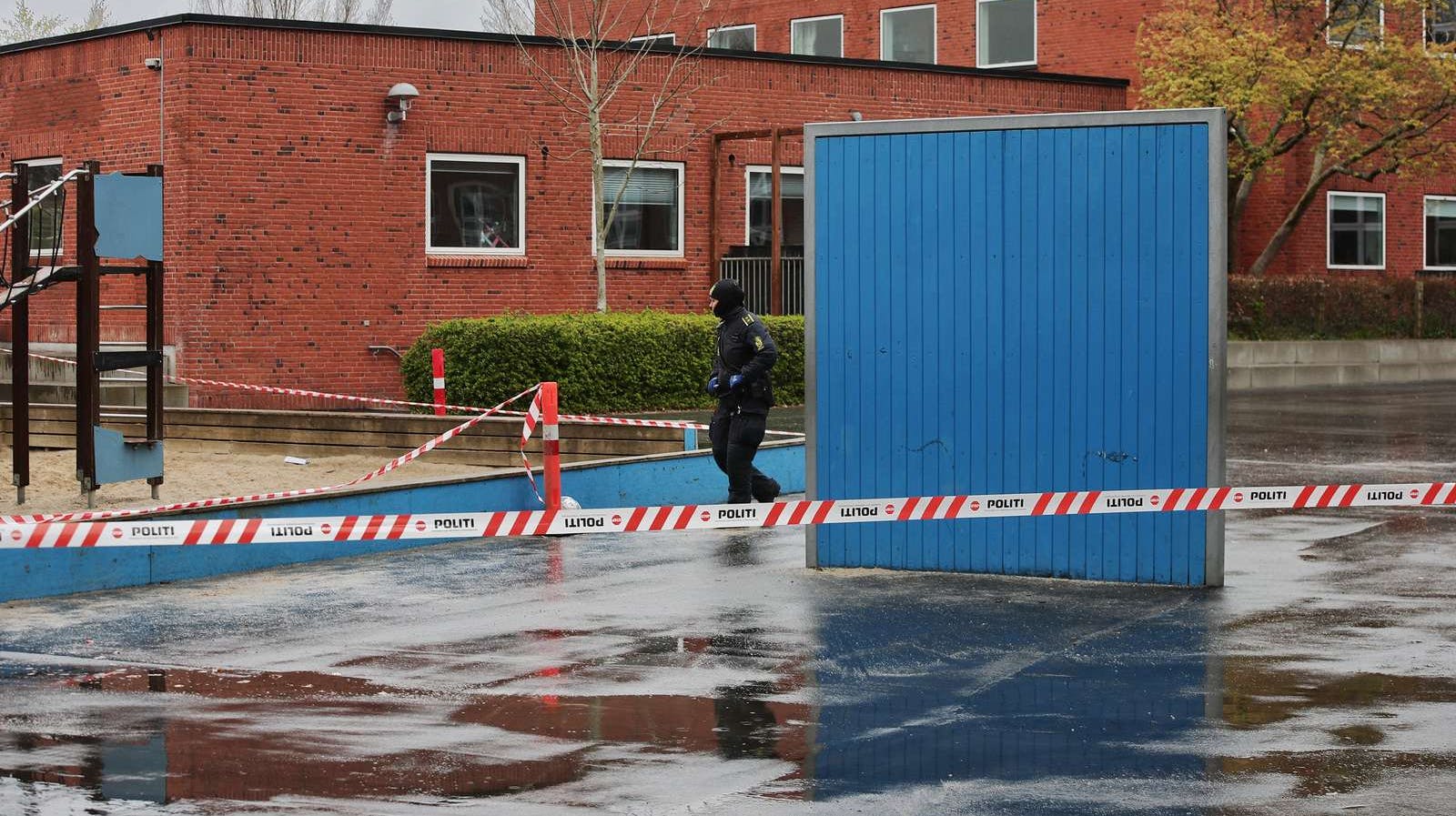 Politiet er tirsdag til stede på Rørkjær Skole i Urban i Esbjerg, hvor der er blevet fundet seks syrebomber.