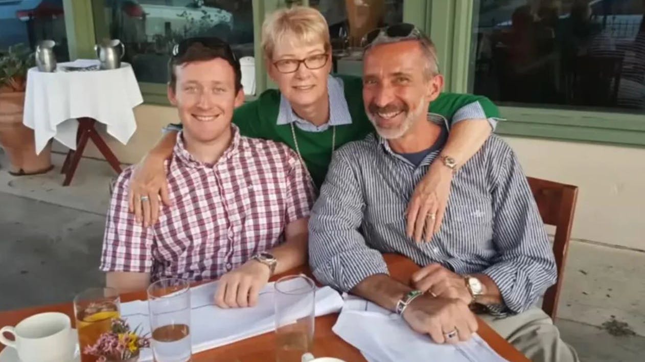 Donna Ventura, 64, sammen med sin mand og søn. 