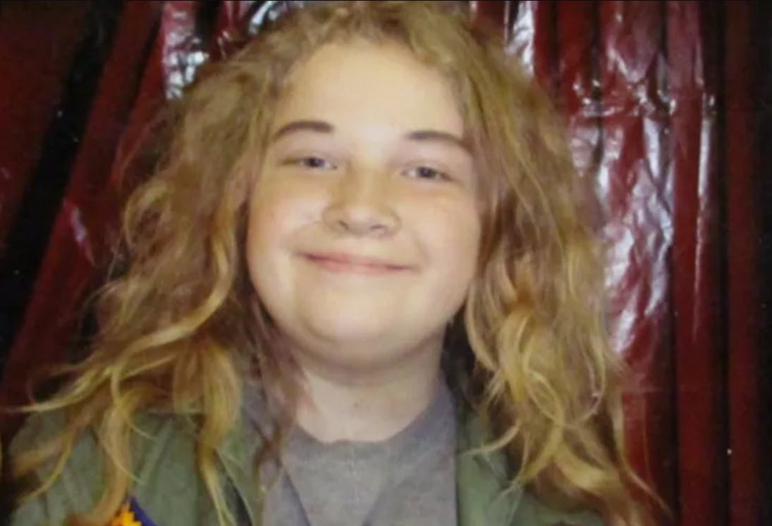 Den 14-årige pige er blevet identificeret som Kyneddi Miller.&nbsp;Hun var stærkt afmagret, og hendes liv stod ikke til at redde.&nbsp;