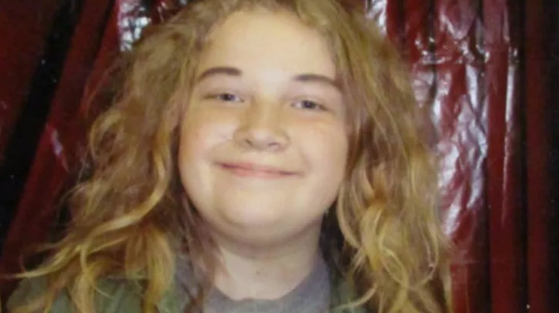 Den 14-årige pige er blevet identificeret som Kyneddi Miller.&nbsp;Hun var stærkt afmagret, og hendes liv stod ikke til at redde.&nbsp;