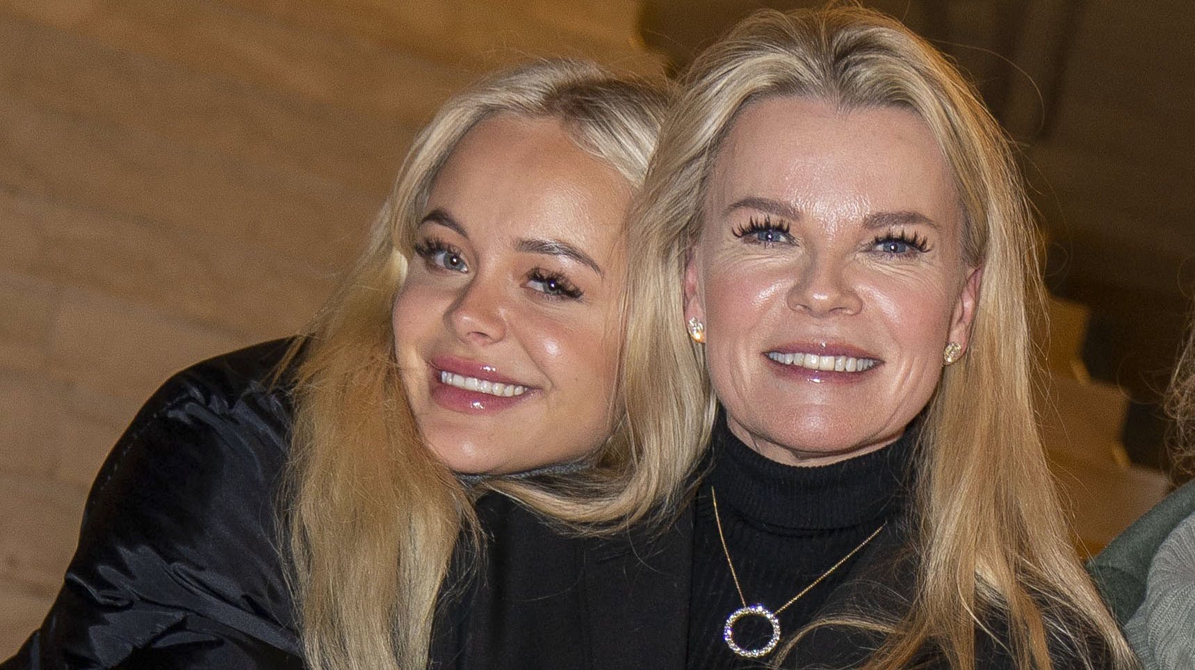 Elvira og Katerina Pitzner plejer ellers at være tætte, men noget tyder på, at der er kommet noget mellem mor og datter.