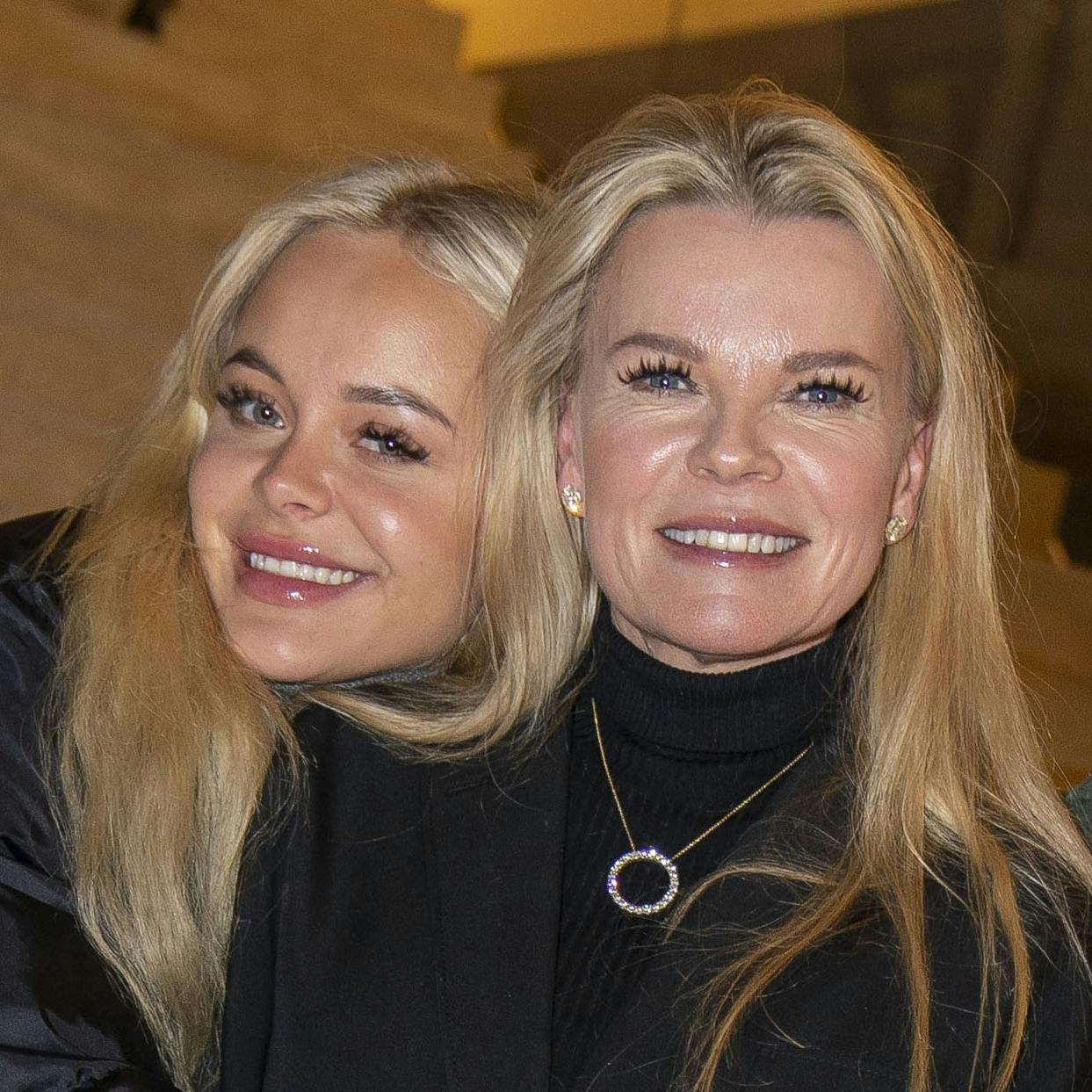 Elvira og Katerina Pitzner plejer ellers at være tætte, men noget tyder på, at der er kommet noget mellem mor og datter.