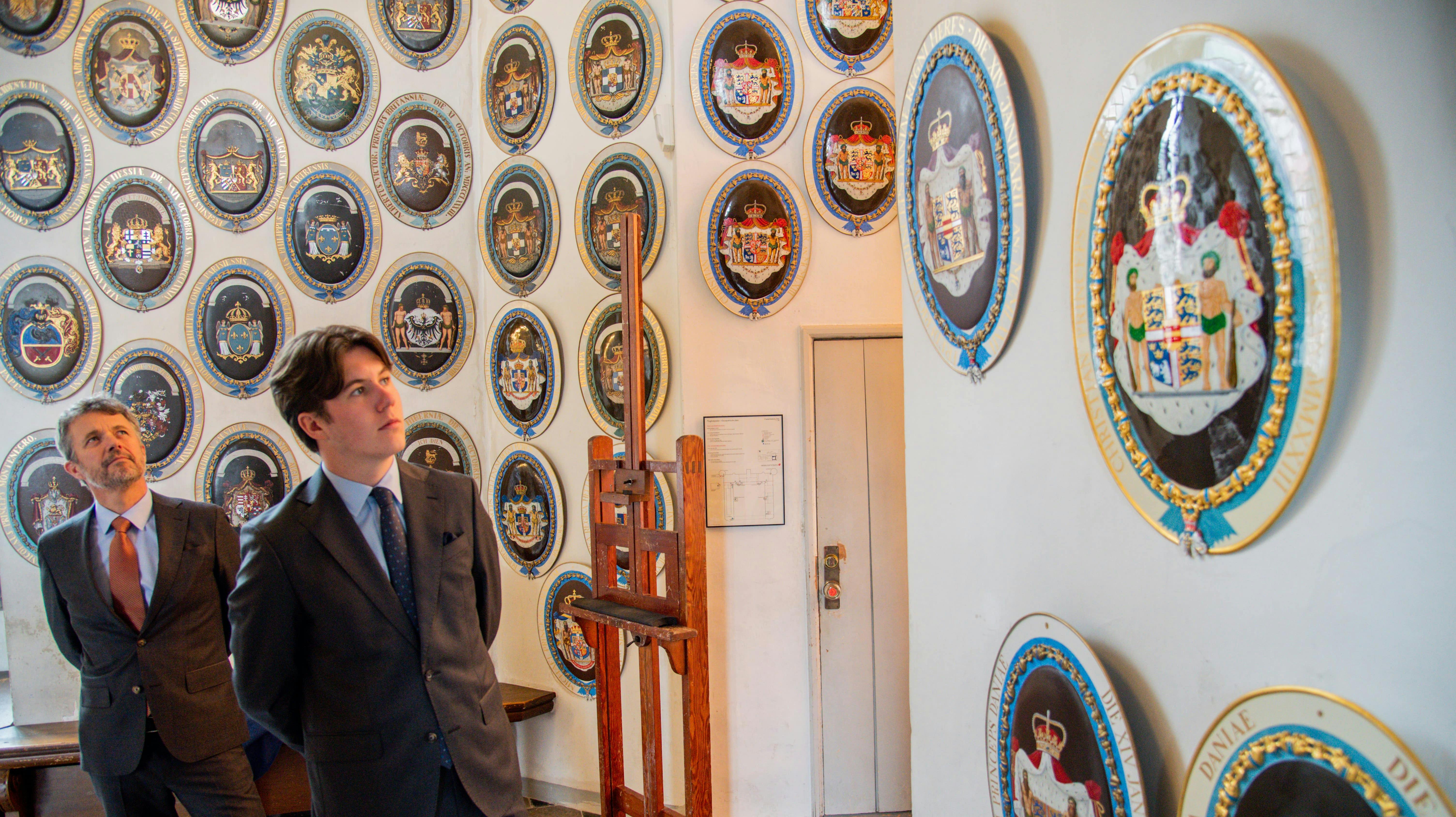 Kronprins Christian har fået sit ridderskjold op at hænge Det Nationalhistoriske Museum.