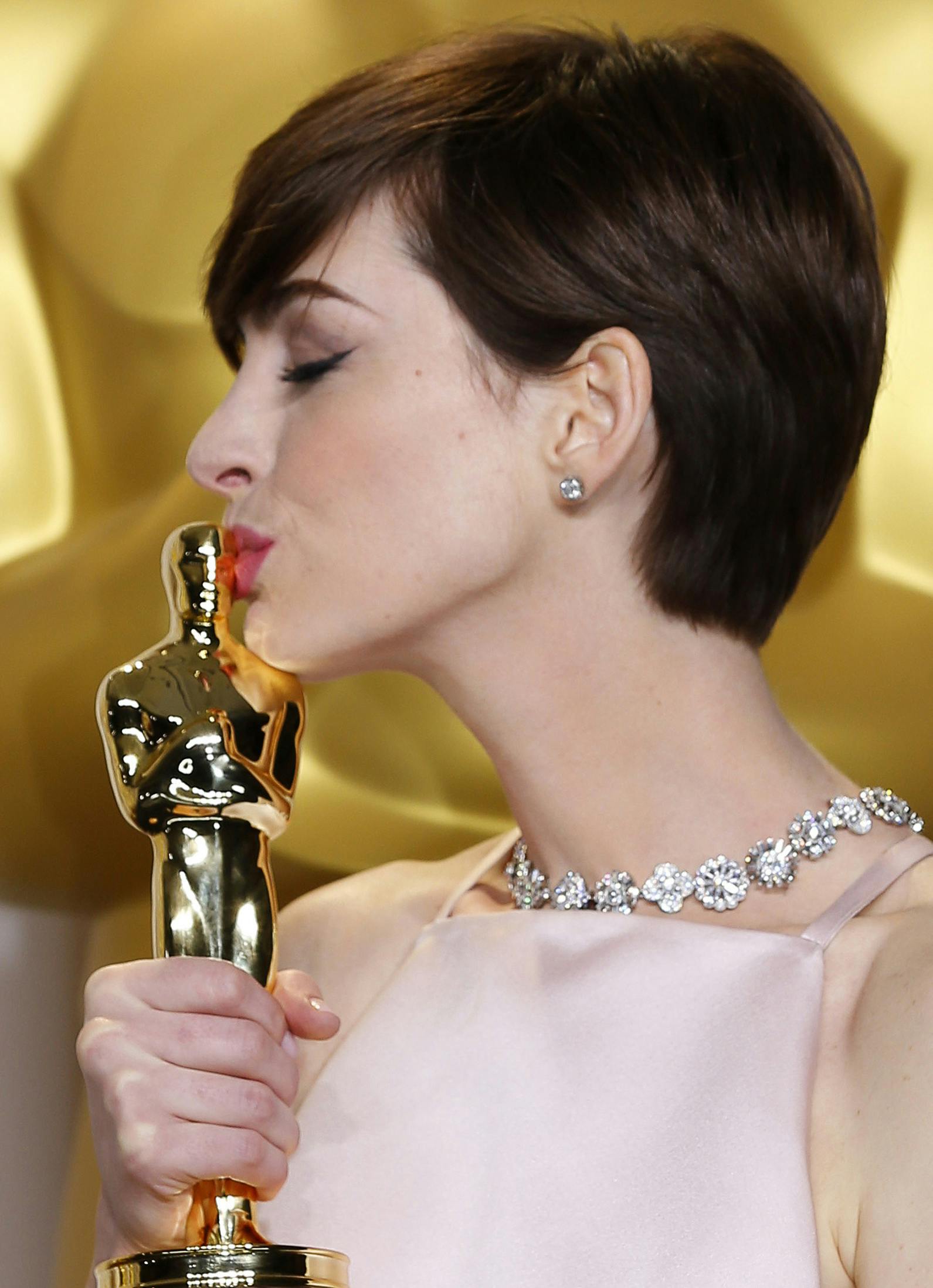 Anne Hathaway vandt i 2013 en Oscar for bedste birolle i "Les Misérables", og statuetten fik selvfølgelig kys.