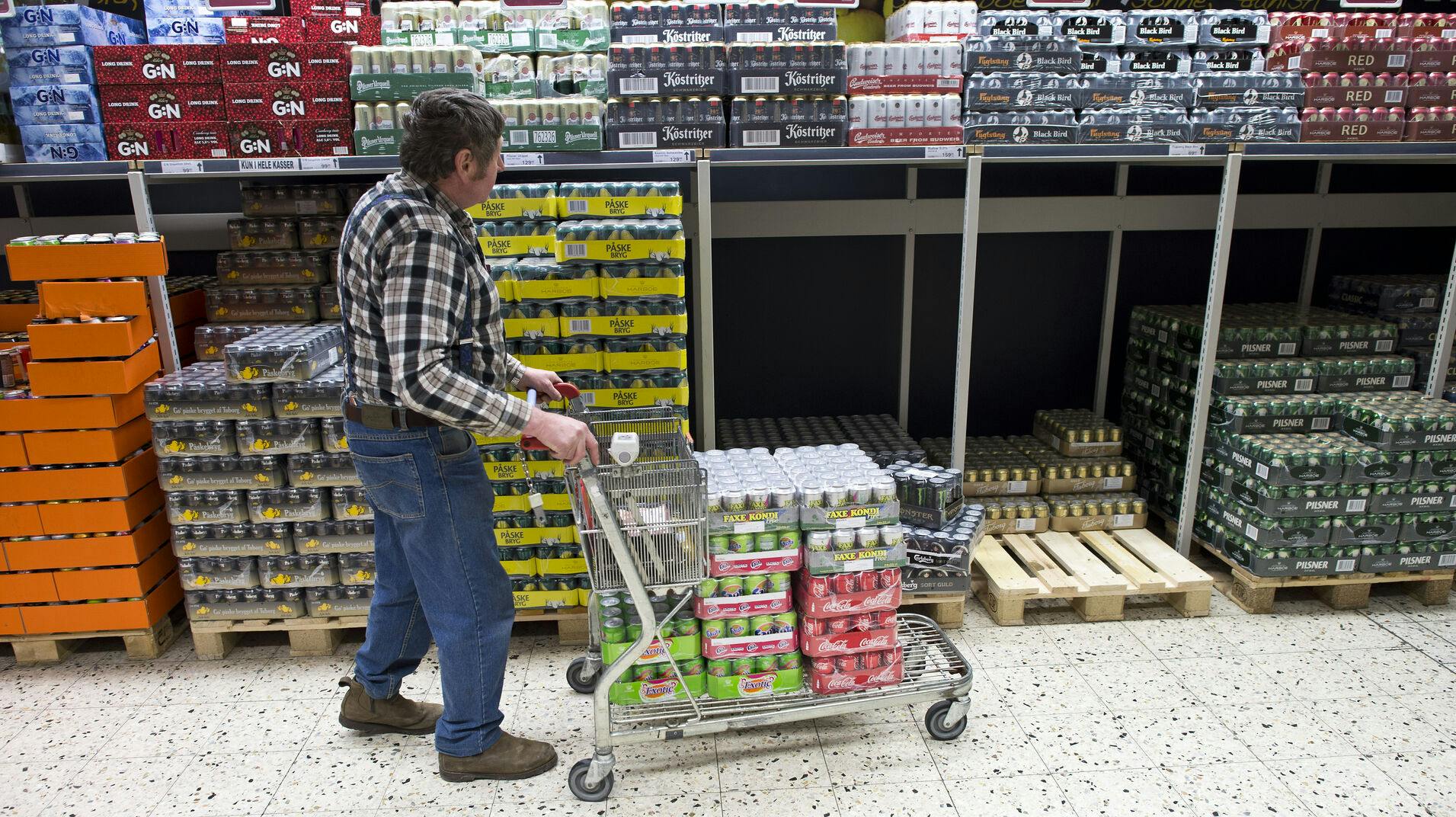 Grænsehandel hos - Fleggaard i Harrislee onsdag den 13. marts. Her Bent Hansen der tog vejen fra Kerteminde.. (Foto: CLAUS FISKER/Scanpix 2013)