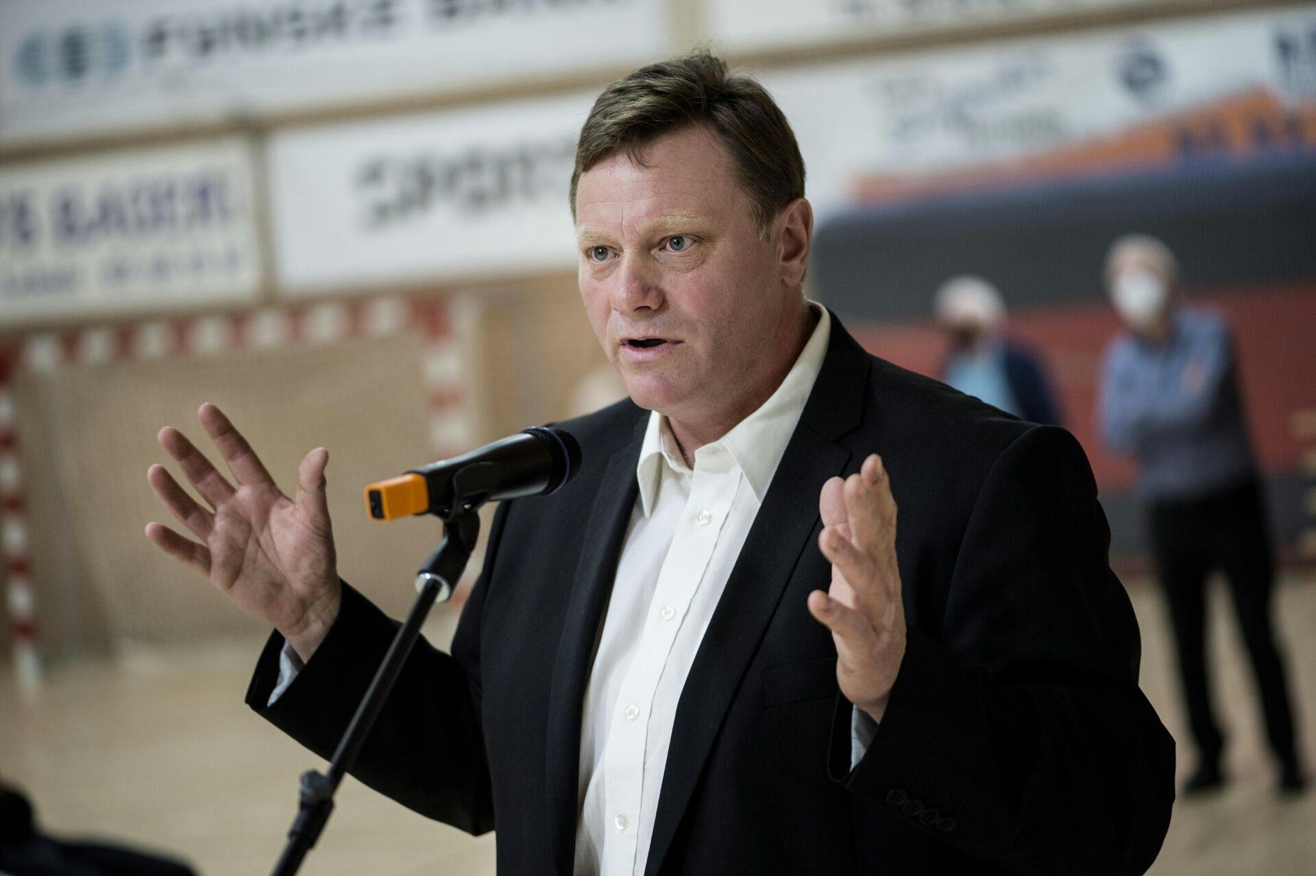 Ifølge regionalmediet er det Venstres borgmesterkandidat Ulrik Kølle Hansen, der står bag hele balladen, efter han røg i totterne på en kvindelig vagt.